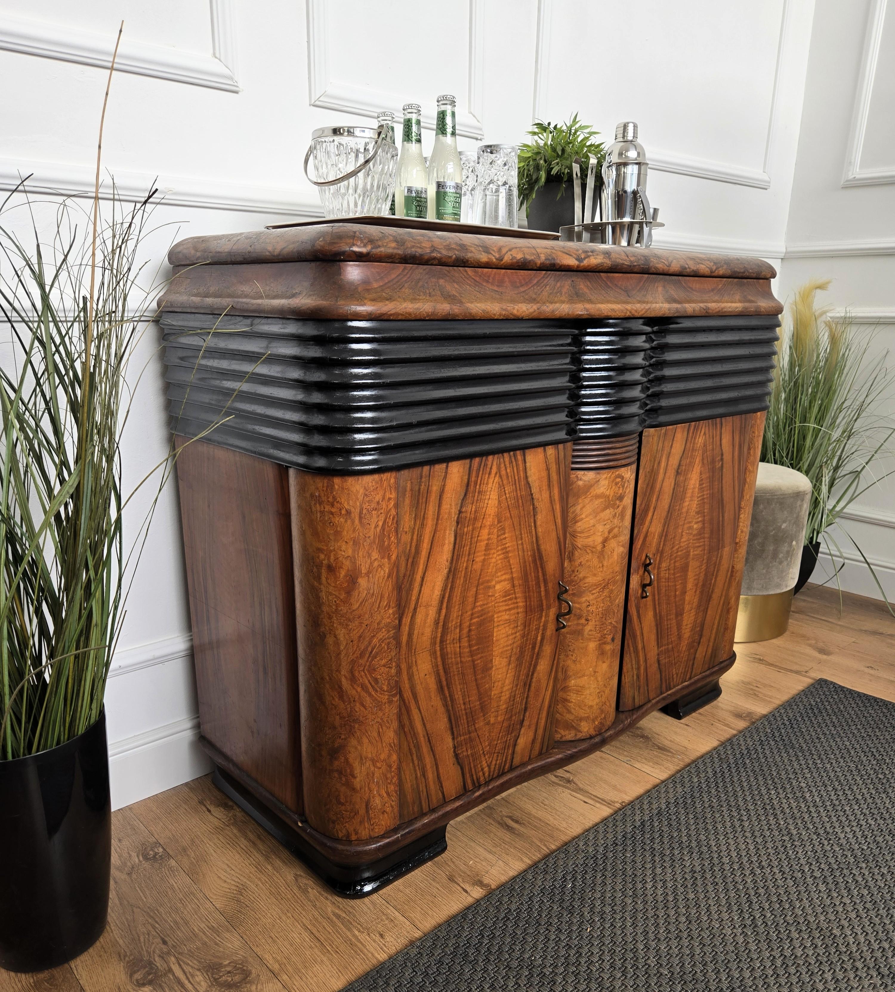 1950's Art Deco Mirror Radio italienne Vynil Noyer Burl Miroir Mosaïque Dry Bar Cabinet en vente 1