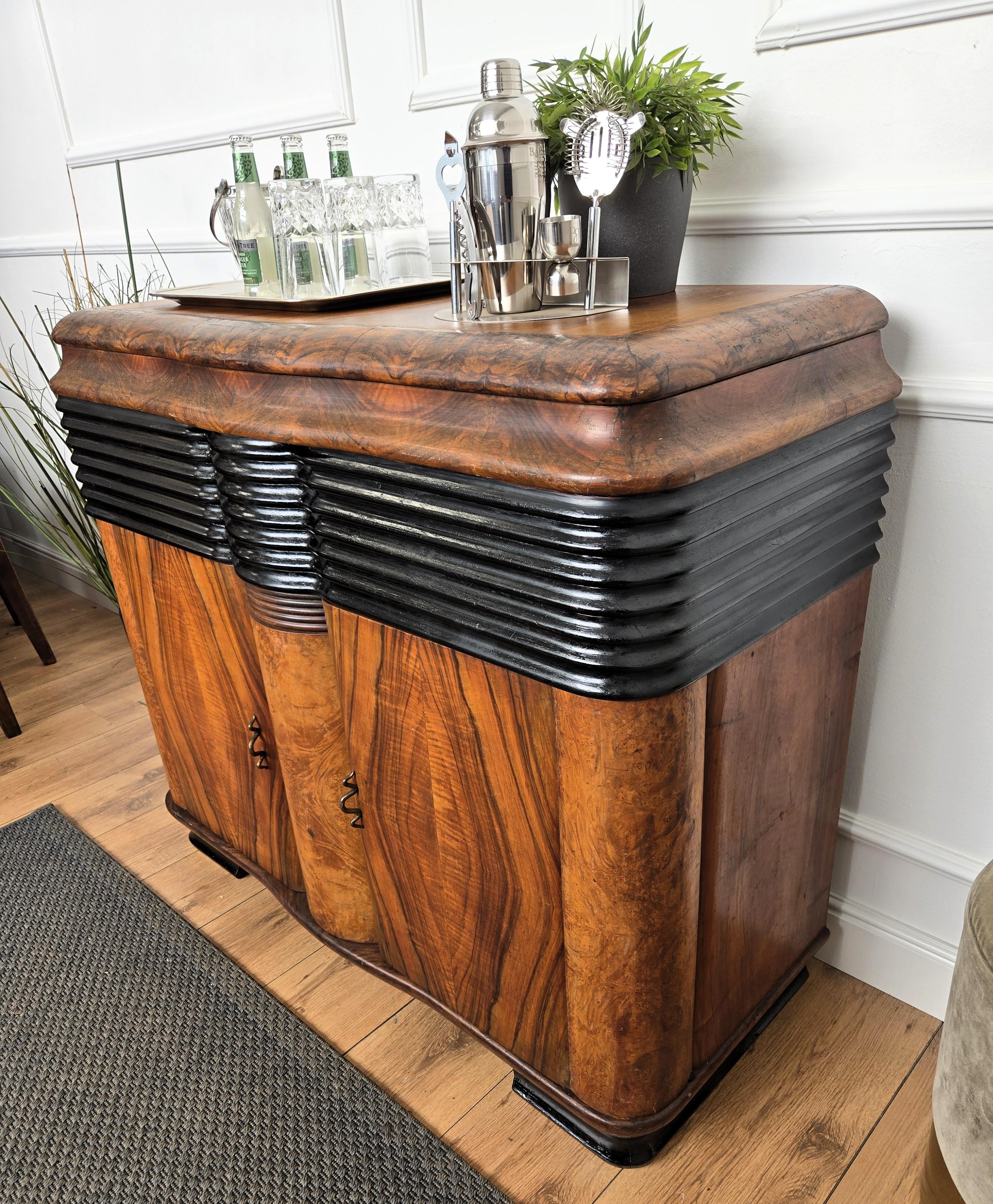 1950's Art Deco Mirror Radio italienne Vynil Noyer Burl Miroir Mosaïque Dry Bar Cabinet en vente 2