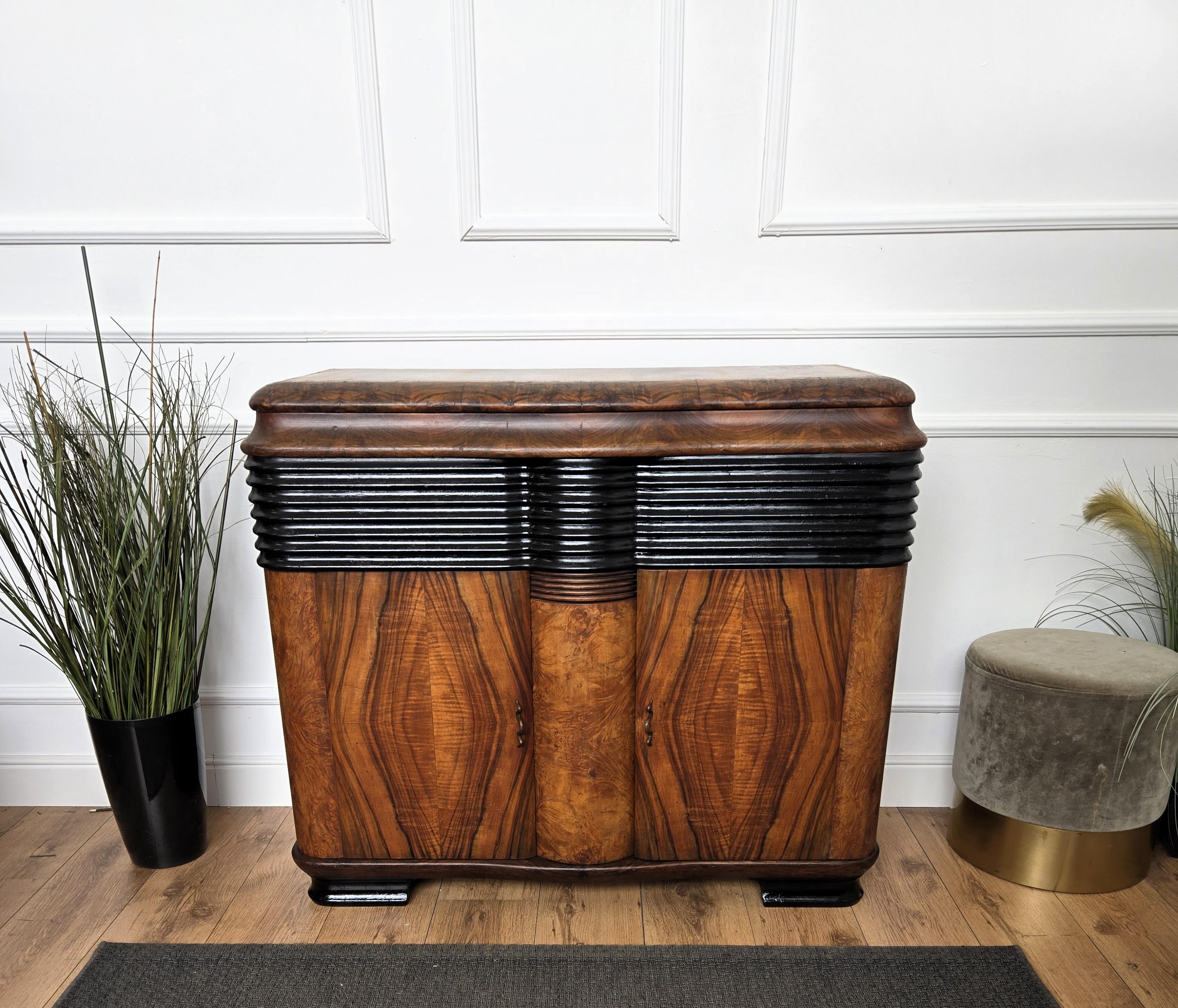 1950's Art Deco Mirror Radio italienne Vynil Noyer Burl Miroir Mosaïque Dry Bar Cabinet en vente 3
