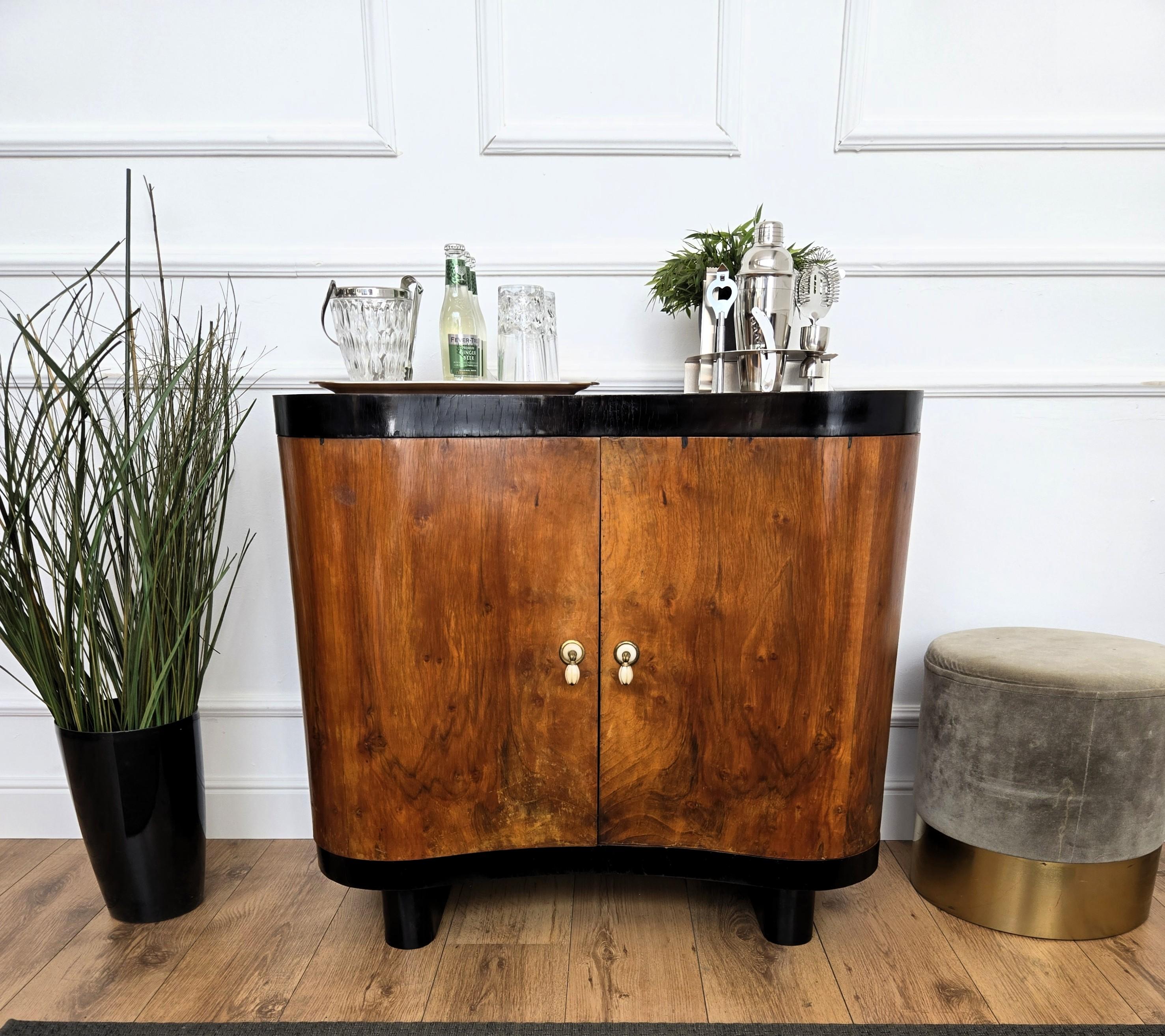 Bellissimo mobile bar italiano Art Deco degli anni '50, in legno impiallacciato a doppia anta con un tipico design a forma di onda. Una volta aperte le due porte, l'intero interno è rivestito di mosaico di vetro a specchio. La qualità unica e il