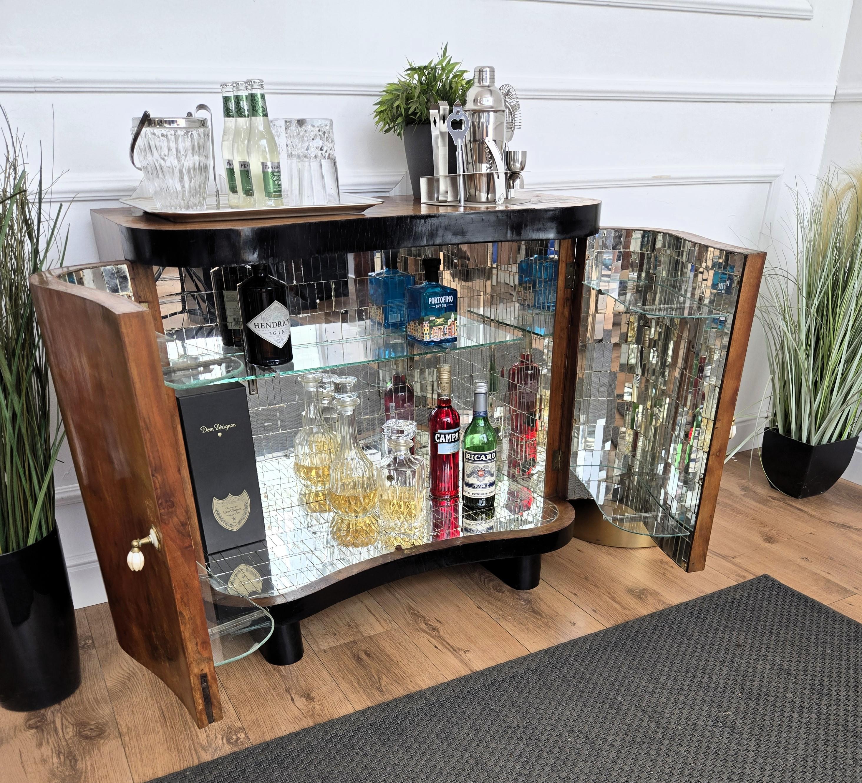 Italiano Armadietto da bar in noce con specchio e mosaico, stile Art Deco del 1950. in vendita