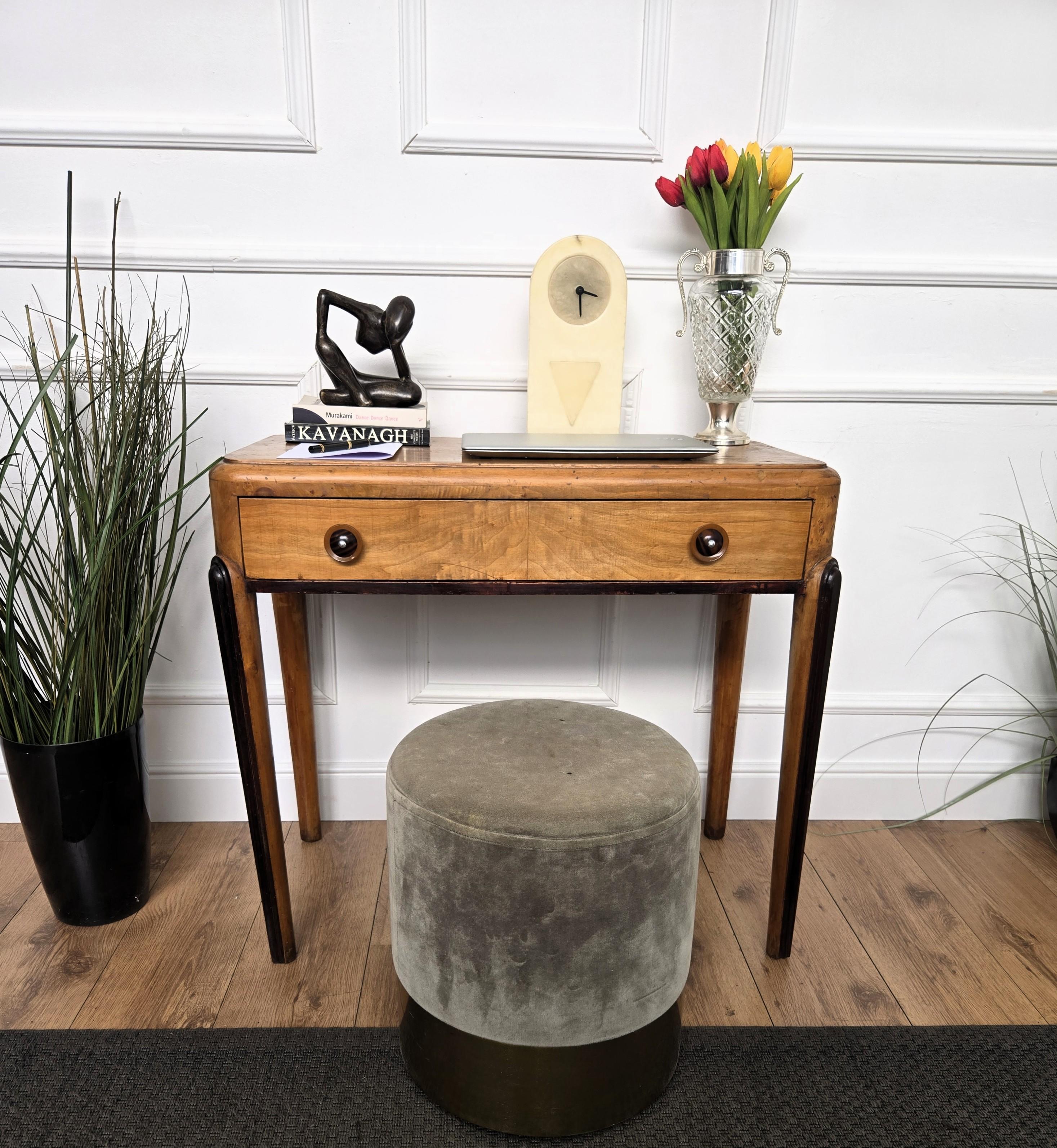Stunning Italian Art Deco Mid-Century Modern desk writing table, in beautiful veneer burr walnut wood with beautiful and elegantly decorated and shaped legs, completed by the central drawer with brass keylock and handles. The unique and typical