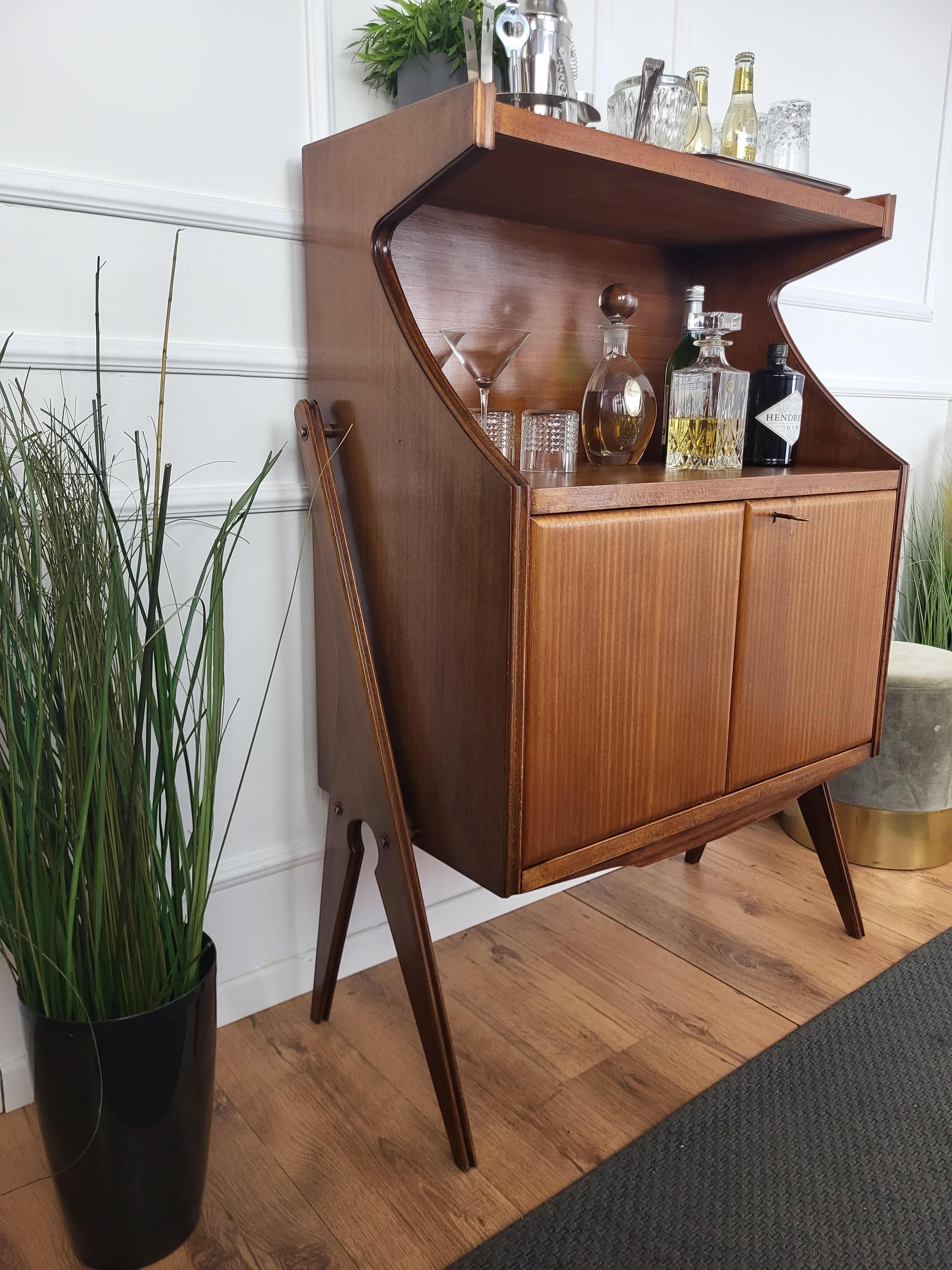 1950s Art Deco Mid-Century Italian Walnut Wood and Brass Dry Bar Cabinet In Good Condition In Carimate, Como