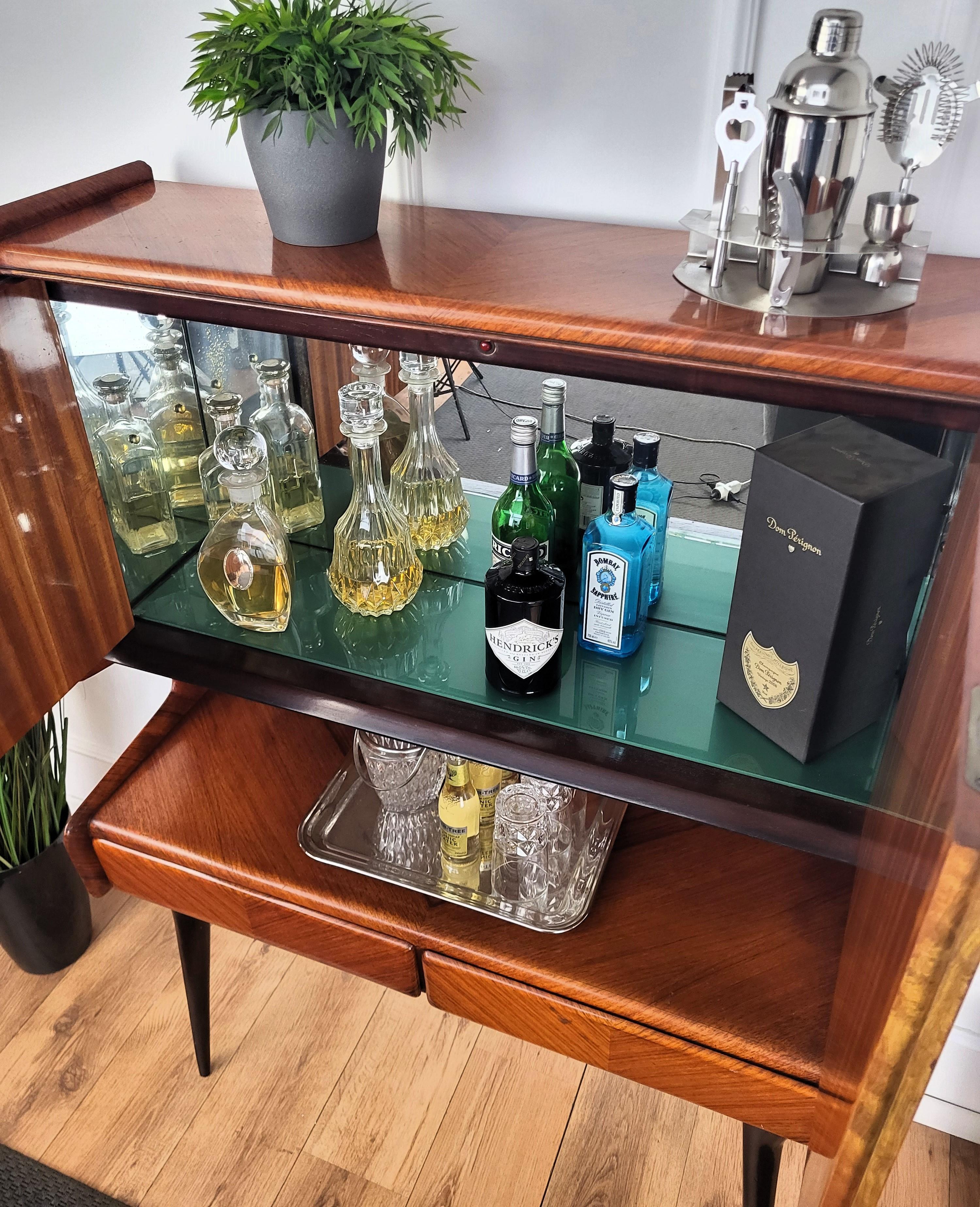1950s Art Deco Mid-Century Italian Walnut Wood and Brass Tall Dry Bar Cabinet In Good Condition For Sale In Carimate, Como