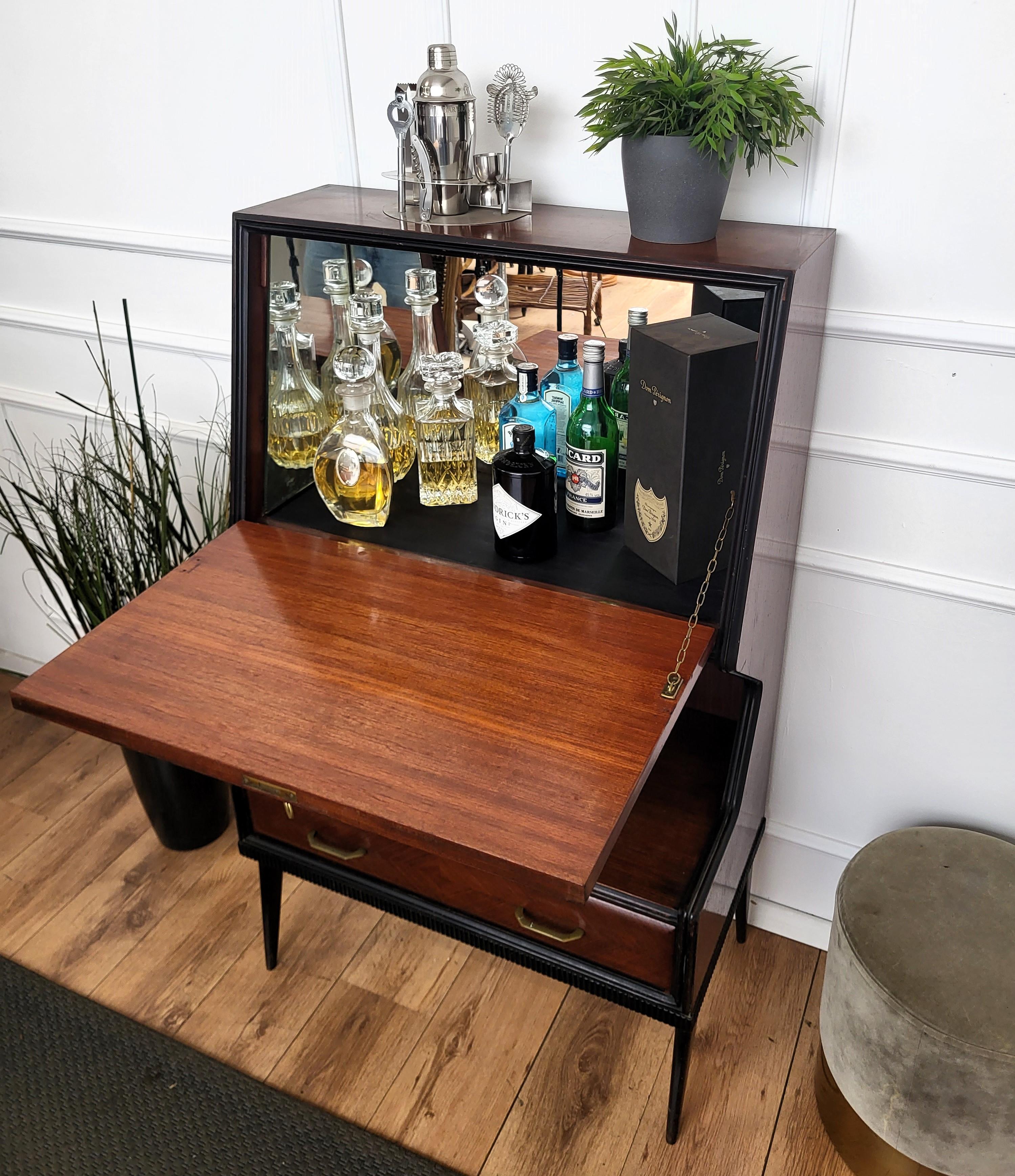 1950s Art Deco Mid-Century Italian Walnut Wood and Brass Tall Dry Bar Cabinet In Good Condition In Carimate, Como