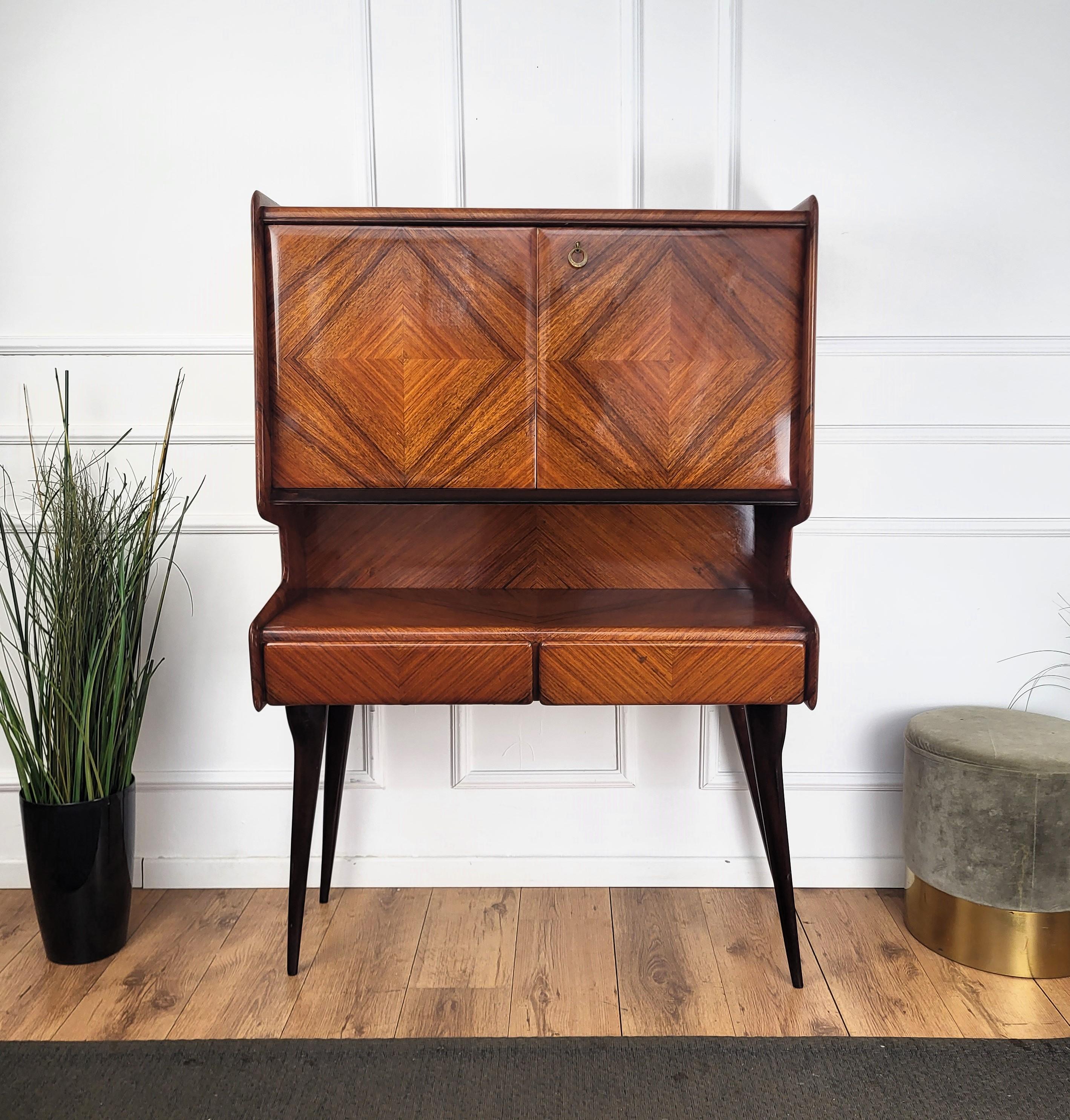 20ième siècle 1950s Art Deco Mid-Century Italian Walnut Wood and Brass Tall Dry Bar Cabinet
