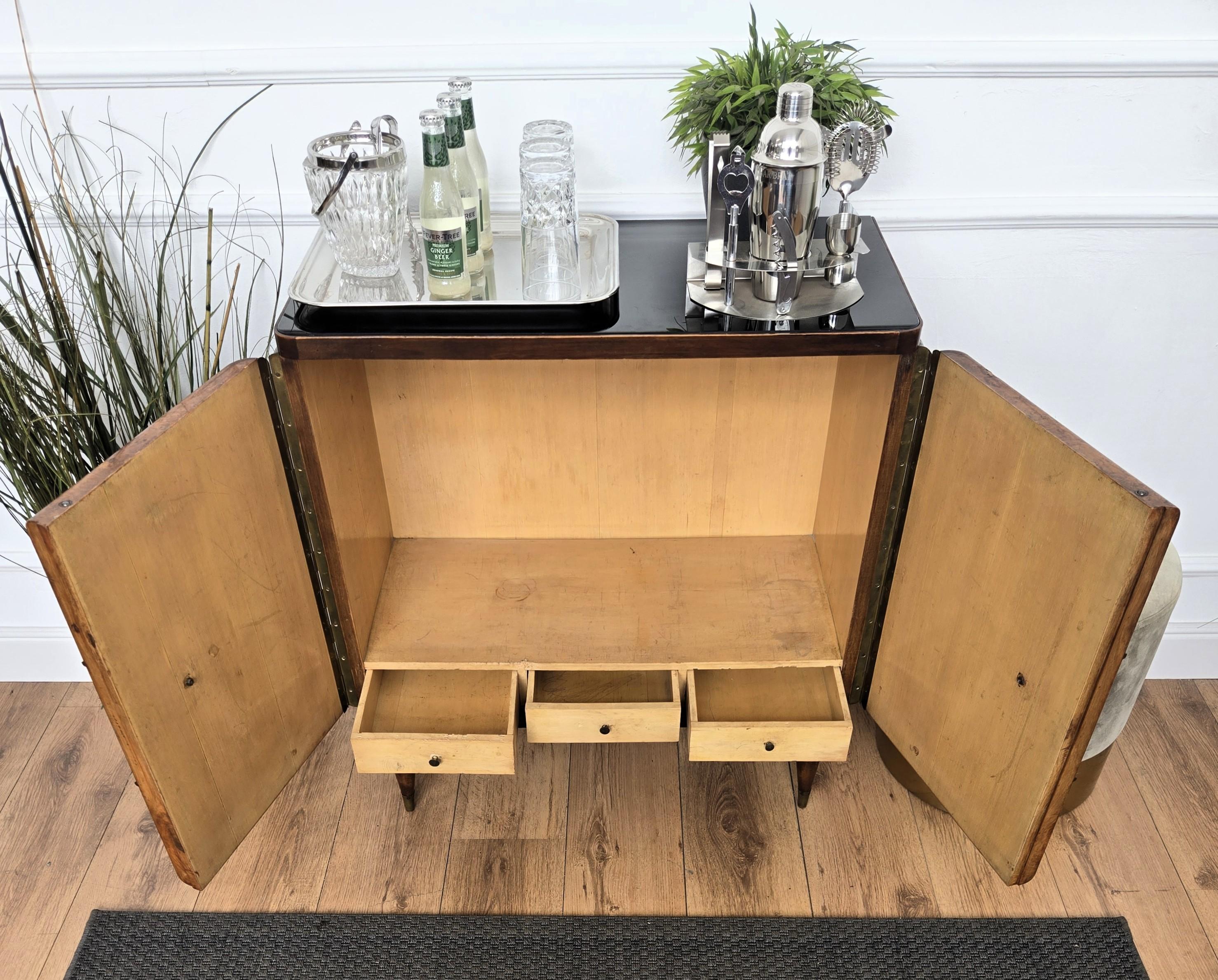 1950er Jahre Art Deco Mitte des Jahrhunderts Modern Italienisch Nussbaum Wurzel Glas oben trocken Bar Schrank im Angebot 4