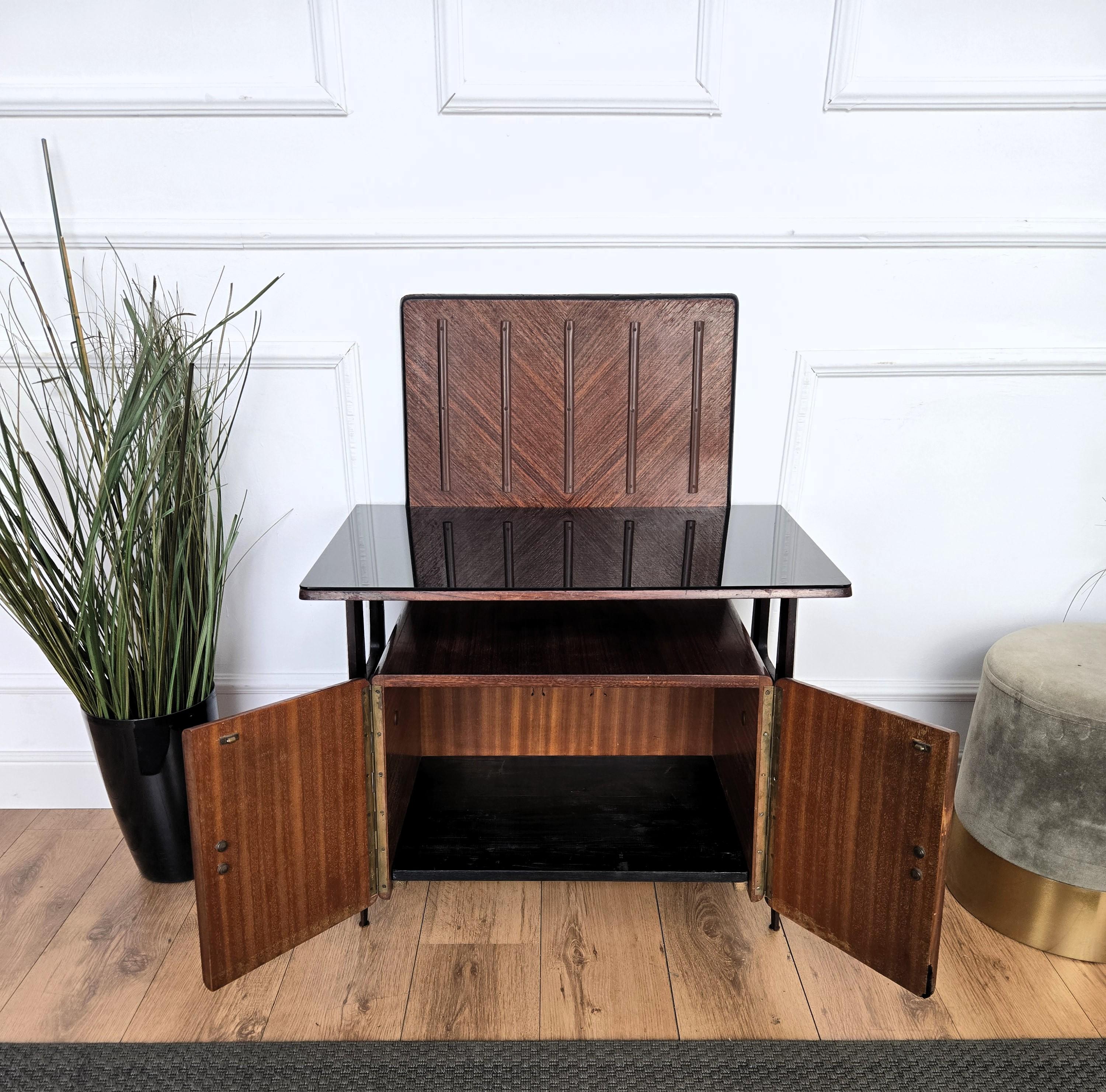 1950 Art Decó Moderno de mediados de siglo Gabinete de bar seco italiano de nogal con tapa de cristal burl en venta 4