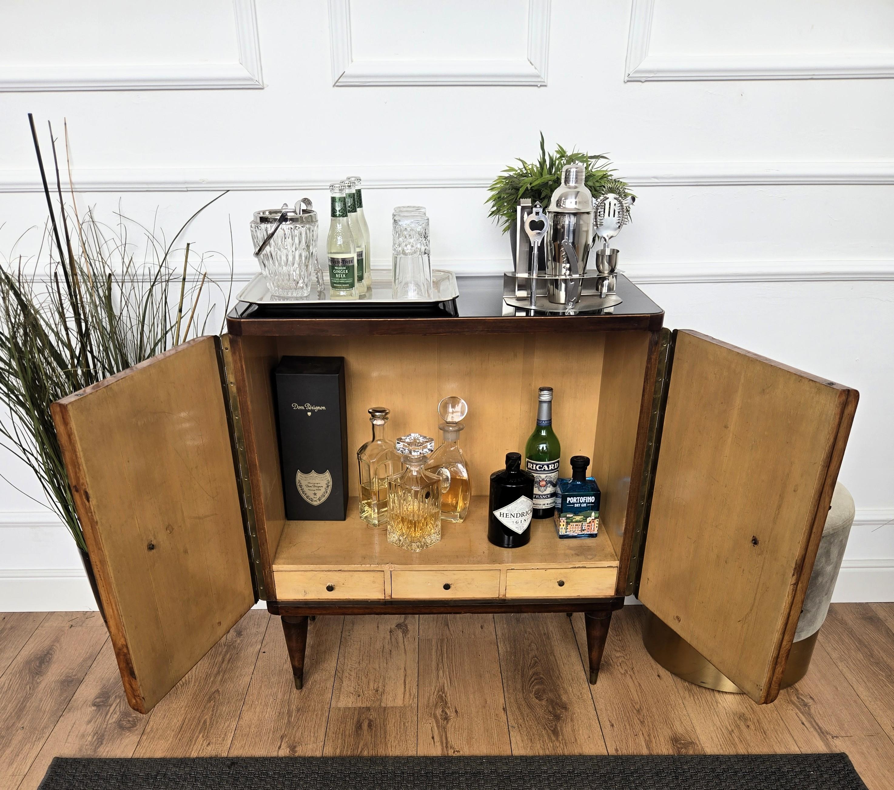 1950er Jahre Art Deco Mitte des Jahrhunderts Modern Italienisch Nussbaum Wurzel Glas oben trocken Bar Schrank (Art déco) im Angebot