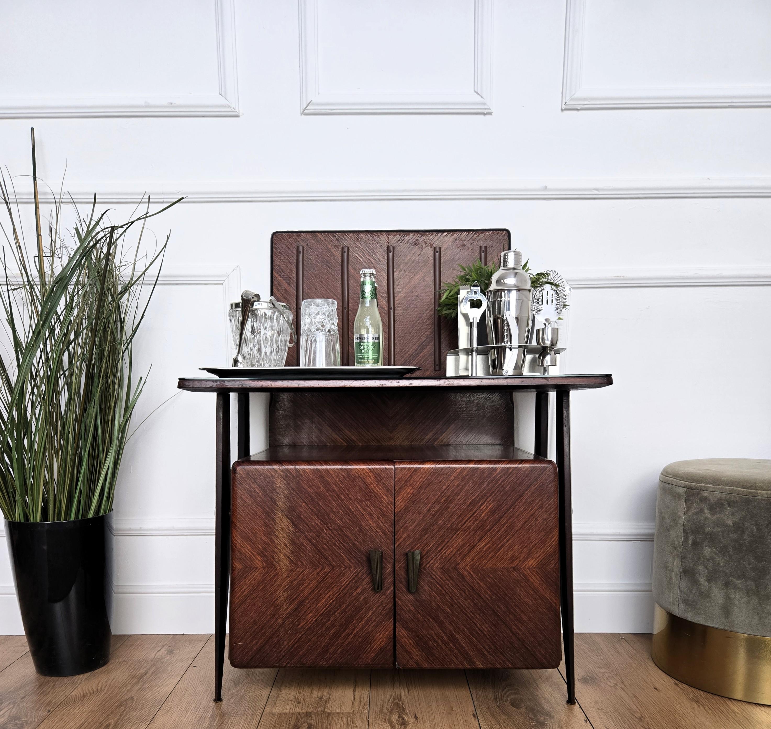 1950 Art Decó Moderno de mediados de siglo Gabinete de bar seco italiano de nogal con tapa de cristal burl Italiano en venta