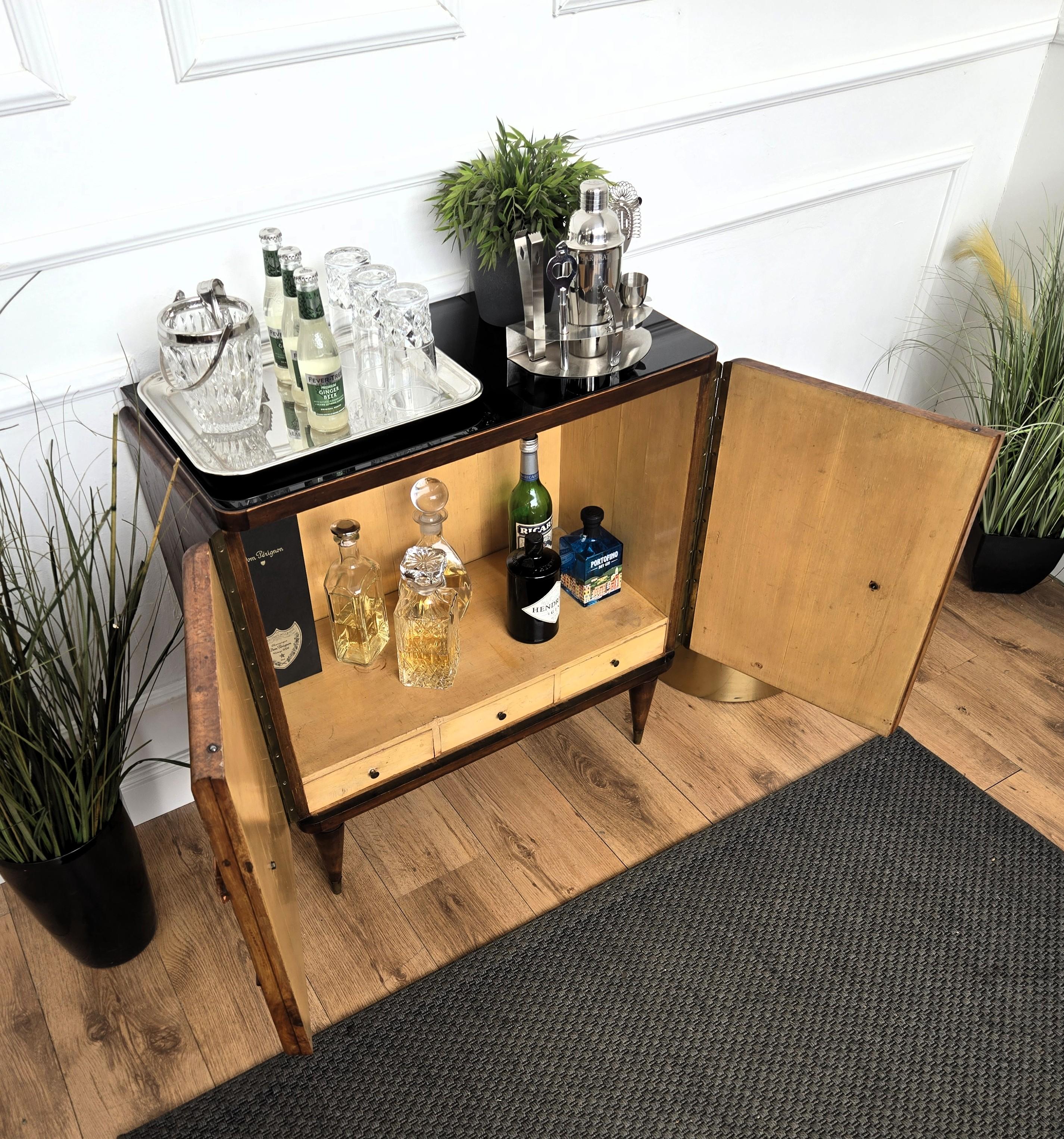 1950er Jahre Art Deco Mitte des Jahrhunderts Modern Italienisch Nussbaum Wurzel Glas oben trocken Bar Schrank im Zustand „Gut“ im Angebot in Carimate, Como