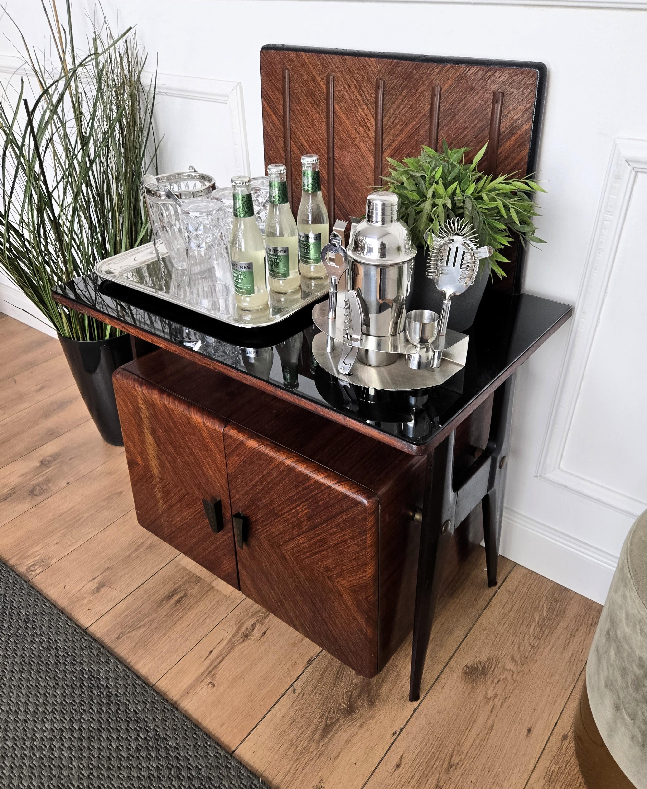 1950 Art Decó Moderno de mediados de siglo Gabinete de bar seco italiano de nogal con tapa de cristal burl en Bueno estado para la venta en Carimate, Como