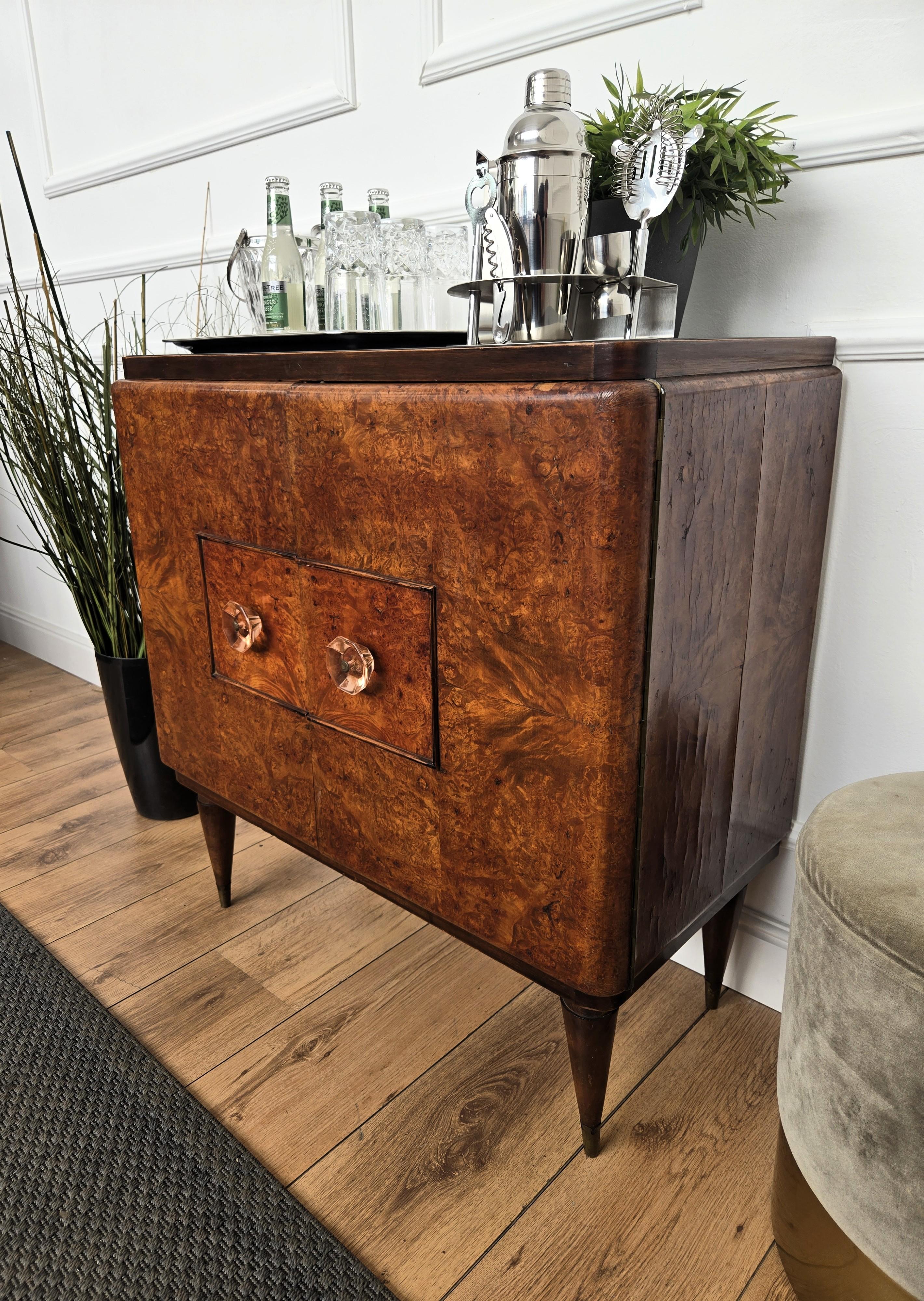 1950er Jahre Art Deco Mitte des Jahrhunderts Modern Italienisch Nussbaum Wurzel Glas oben trocken Bar Schrank (20. Jahrhundert) im Angebot