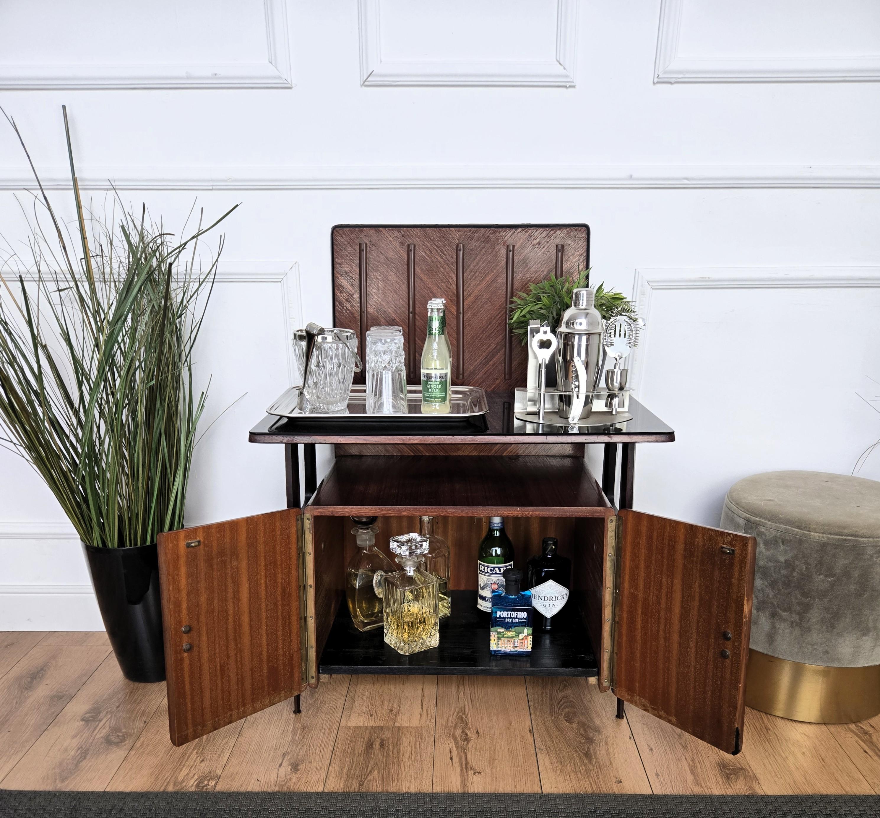 1950 Art Decó Moderno de mediados de siglo Gabinete de bar seco italiano de nogal con tapa de cristal burl siglo XX en venta