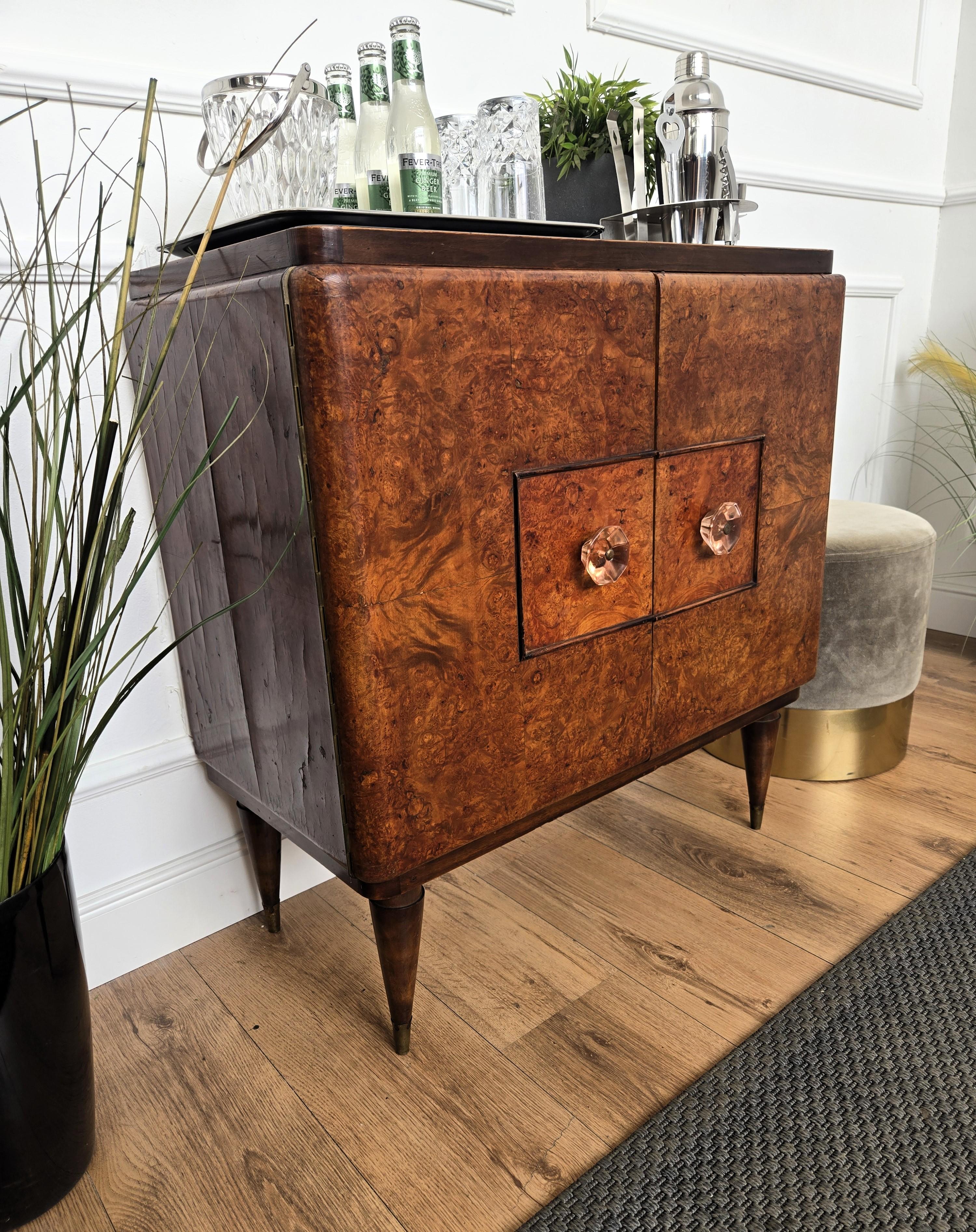 1950er Jahre Art Deco Mitte des Jahrhunderts Modern Italienisch Nussbaum Wurzel Glas oben trocken Bar Schrank (Messing) im Angebot