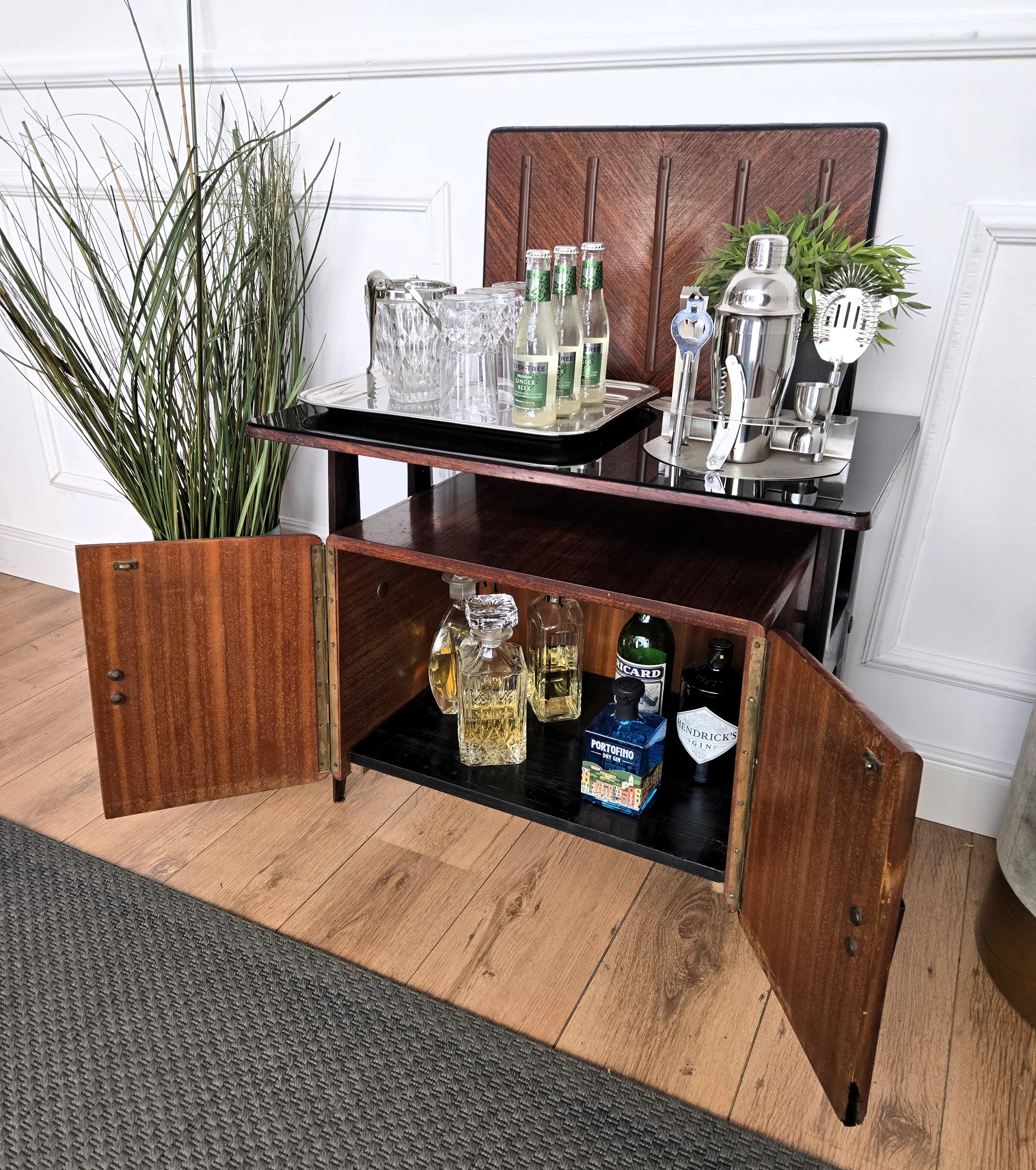 1950 Art Decó Moderno de mediados de siglo Gabinete de bar seco italiano de nogal con tapa de cristal burl Latón en venta