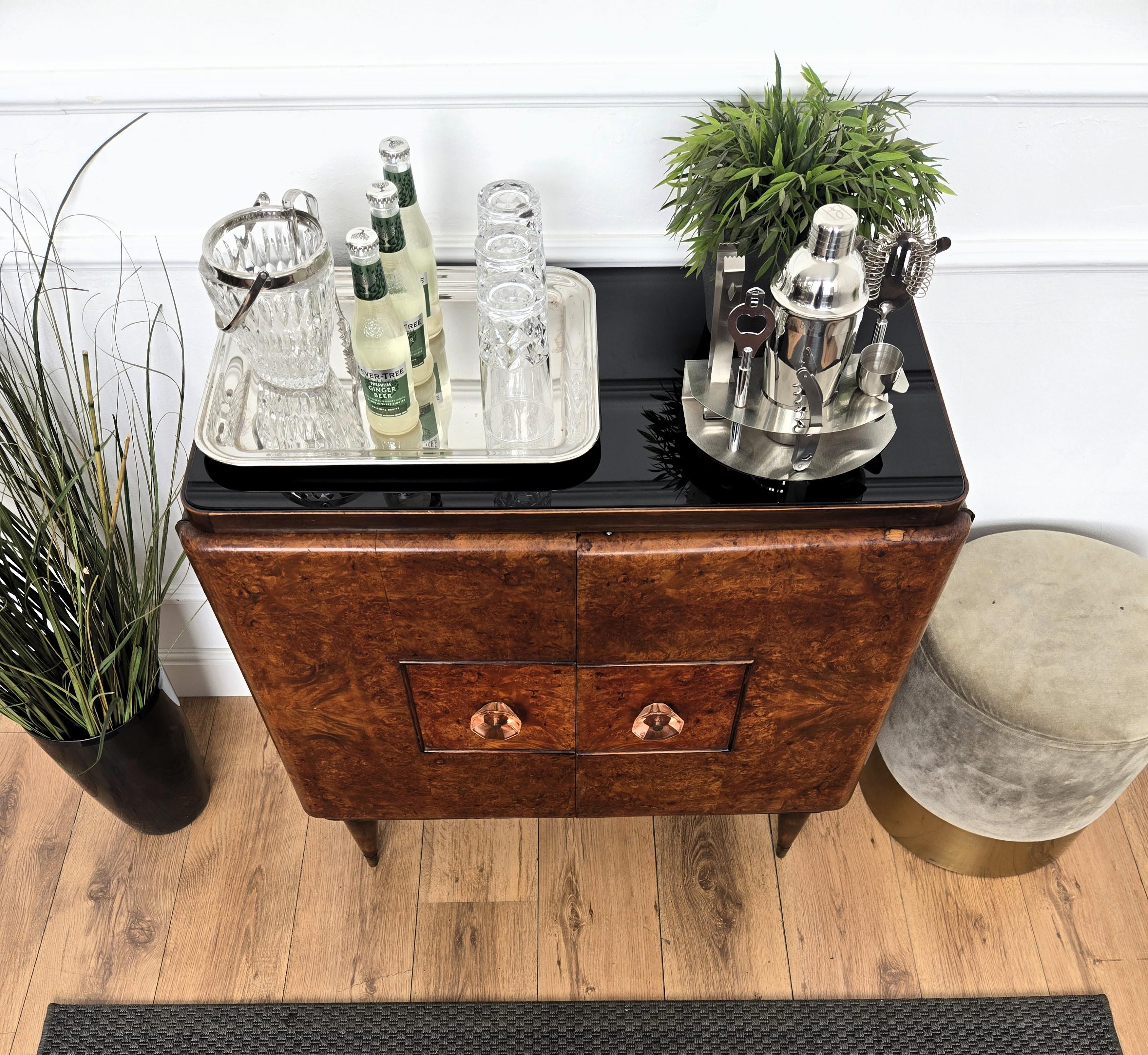 1950er Jahre Art Deco Mitte des Jahrhunderts Modern Italienisch Nussbaum Wurzel Glas oben trocken Bar Schrank im Angebot 1