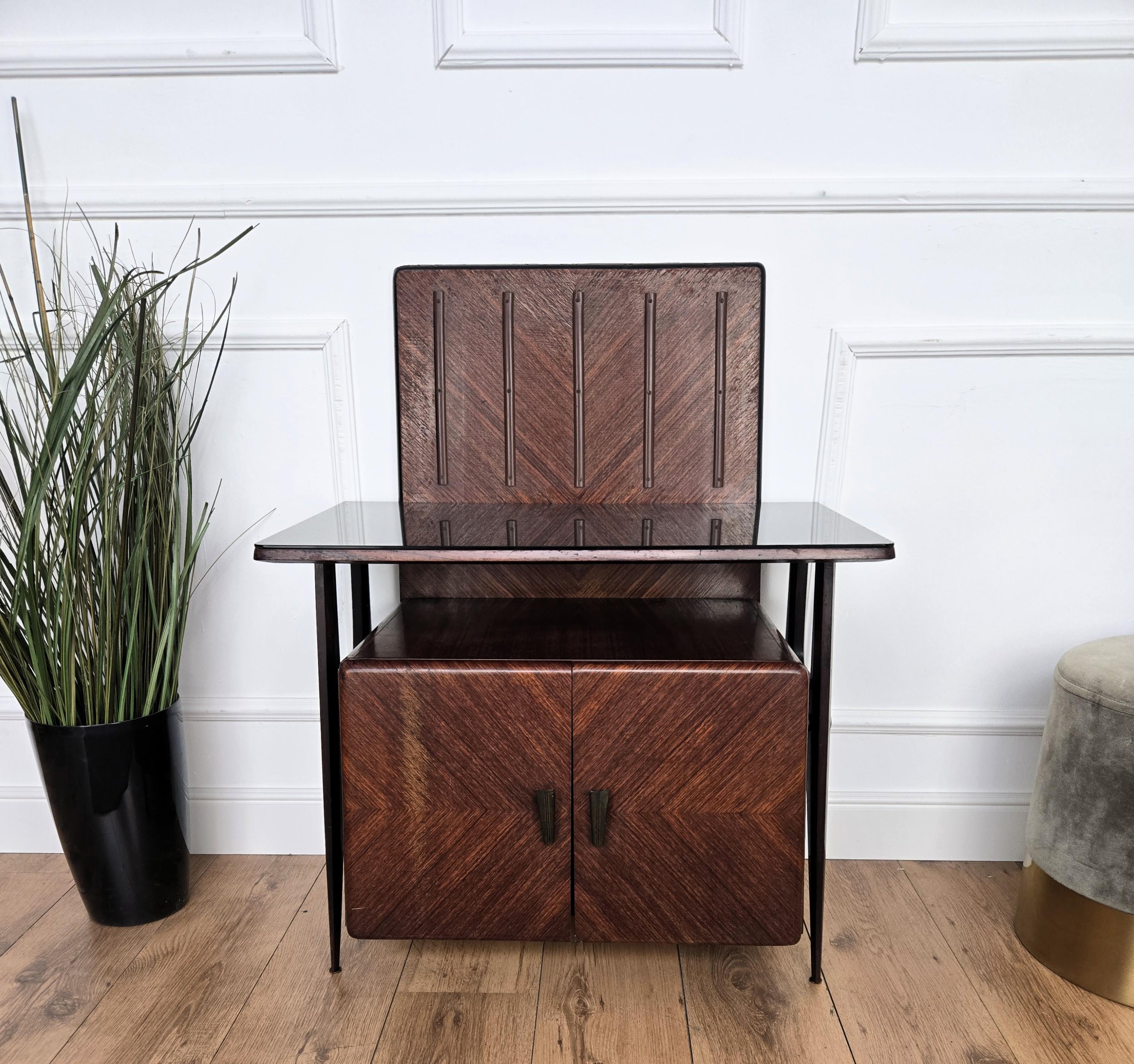 1950 Art Decó Moderno de mediados de siglo Gabinete de bar seco italiano de nogal con tapa de cristal burl en venta 1