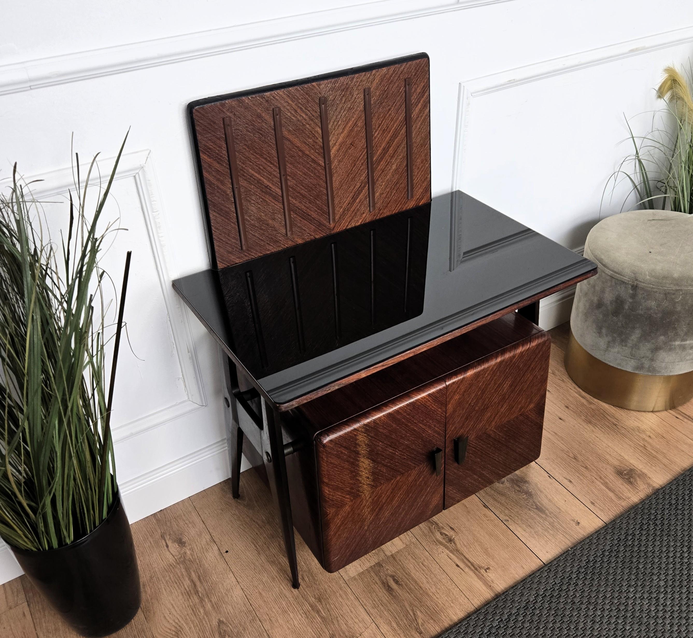 1950 Art Decó Moderno de mediados de siglo Gabinete de bar seco italiano de nogal con tapa de cristal burl en venta 2