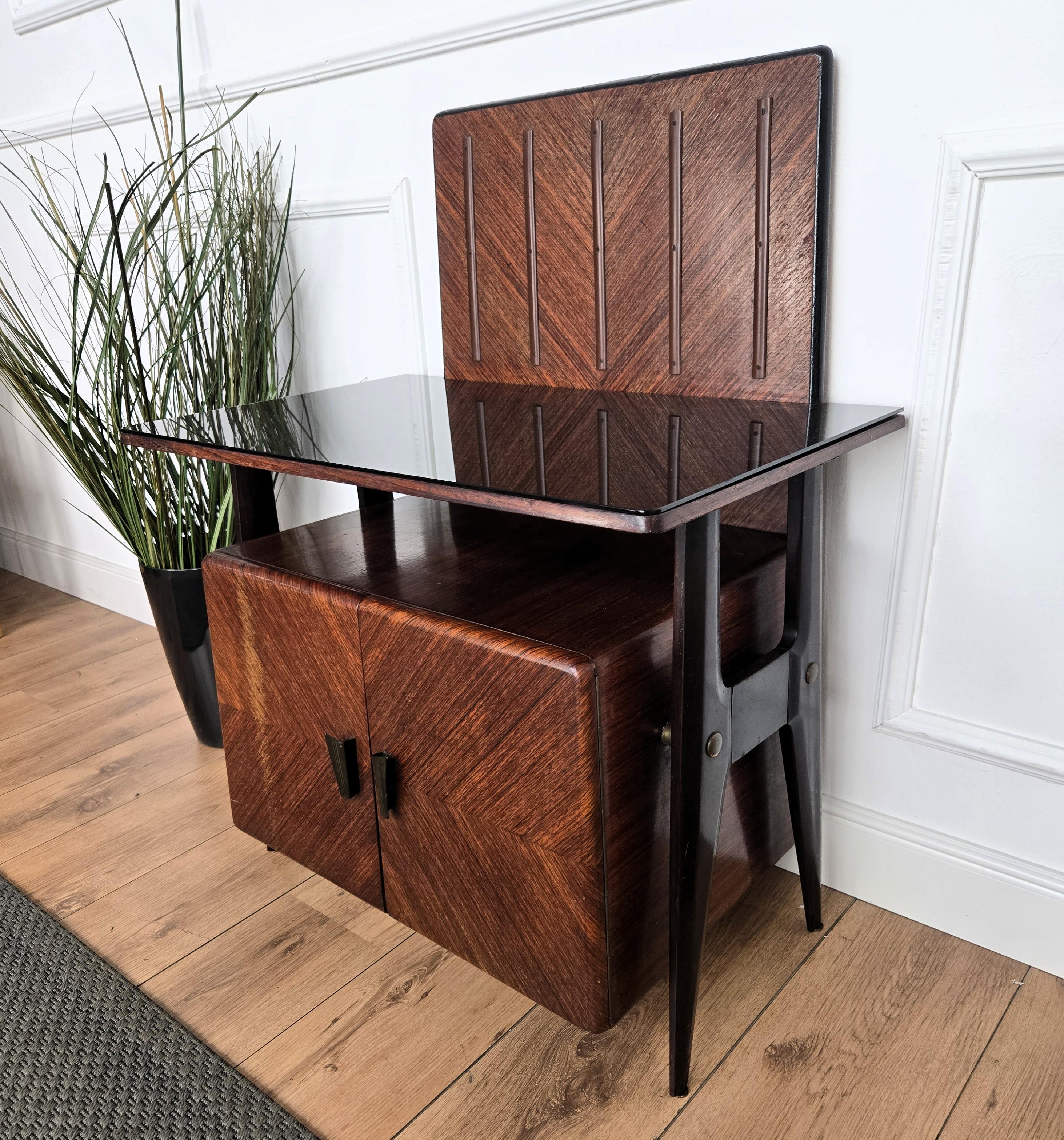 1950 Art Decó Moderno de mediados de siglo Gabinete de bar seco italiano de nogal con tapa de cristal burl en venta 3