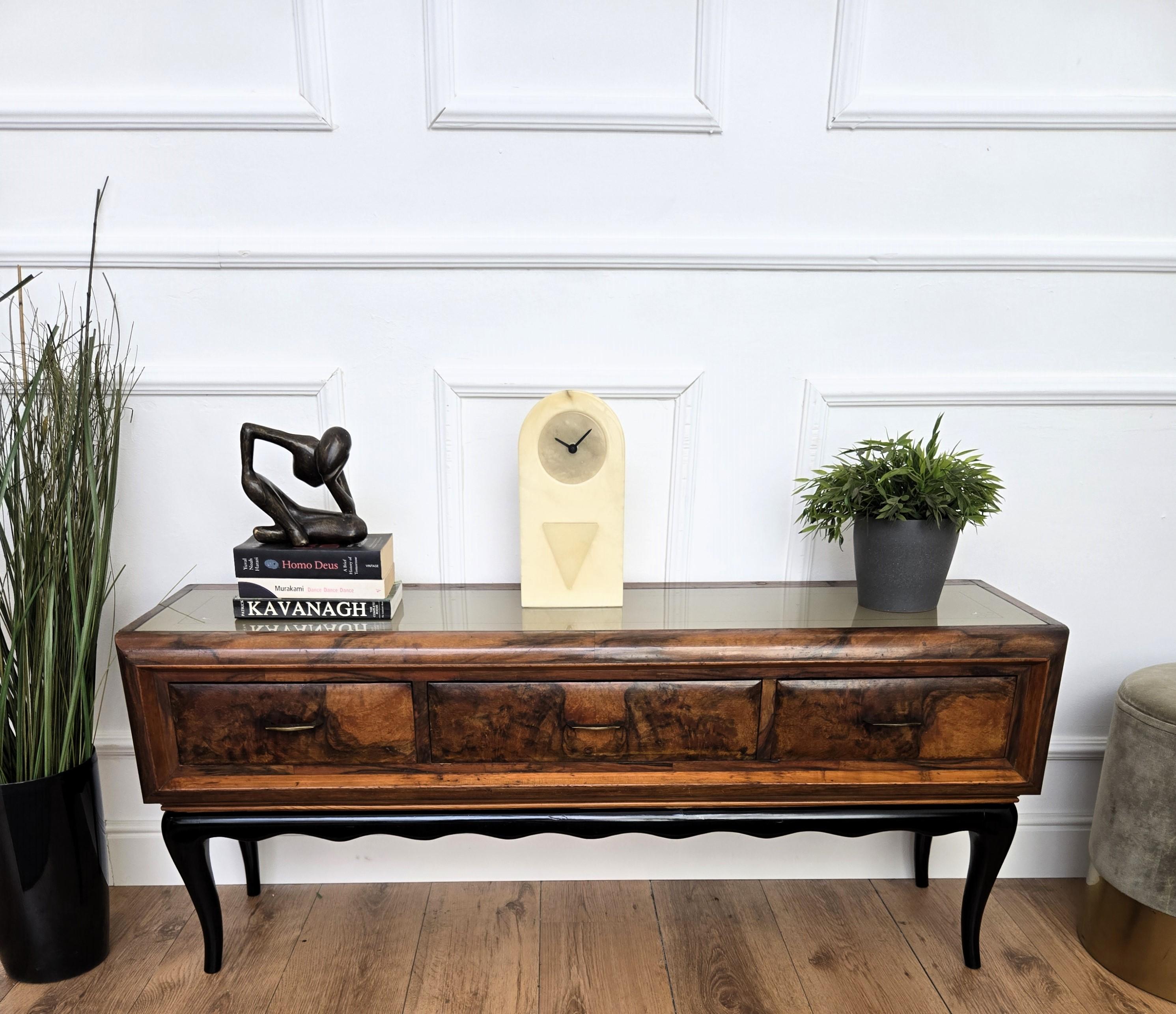 Très élégante console basse italienne Art Deco avec plateau en verre décoré, idéale comme meuble TV, en noyer avec ronce d'orme appliquée, trois tiroirs et poignées d'origine en laiton antique. 

Le style Art déco, qui a précédé le style Régence