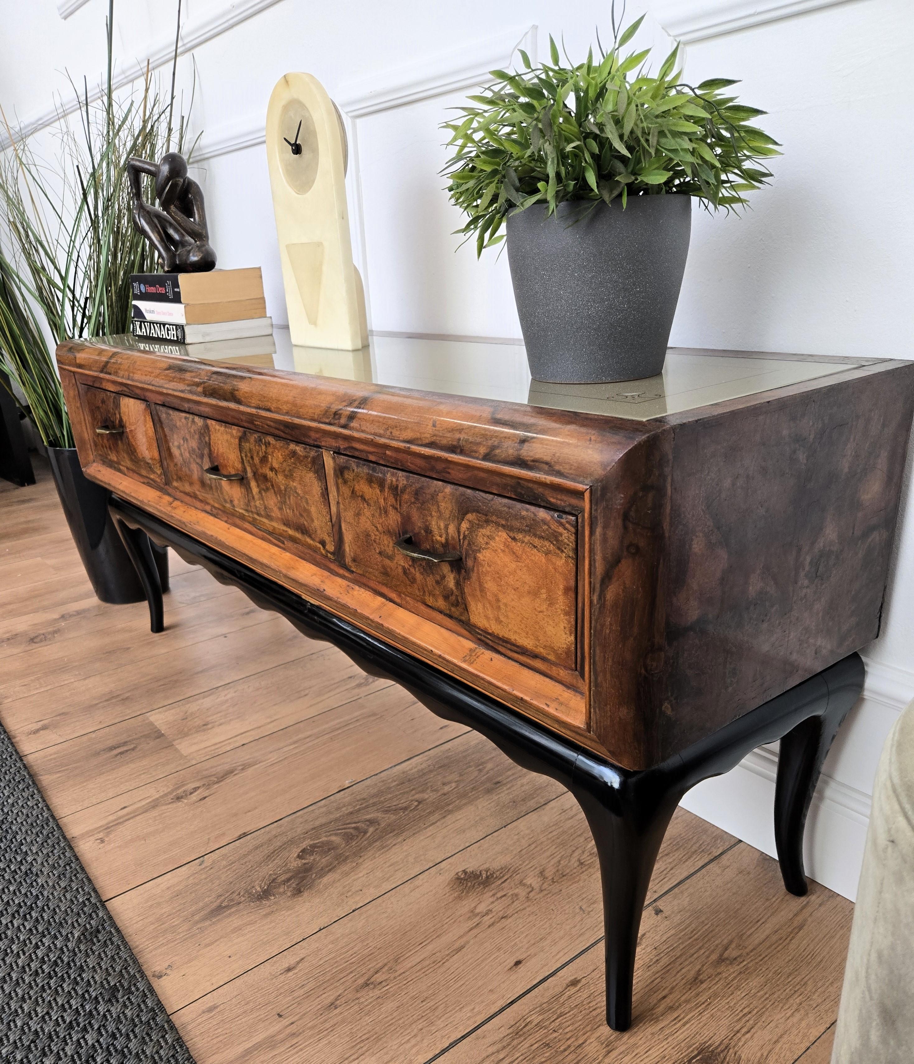 Art déco 1950s Art Deco Mid-Century Regency Italian Burl and Brass Low Consolle Sideetable en vente