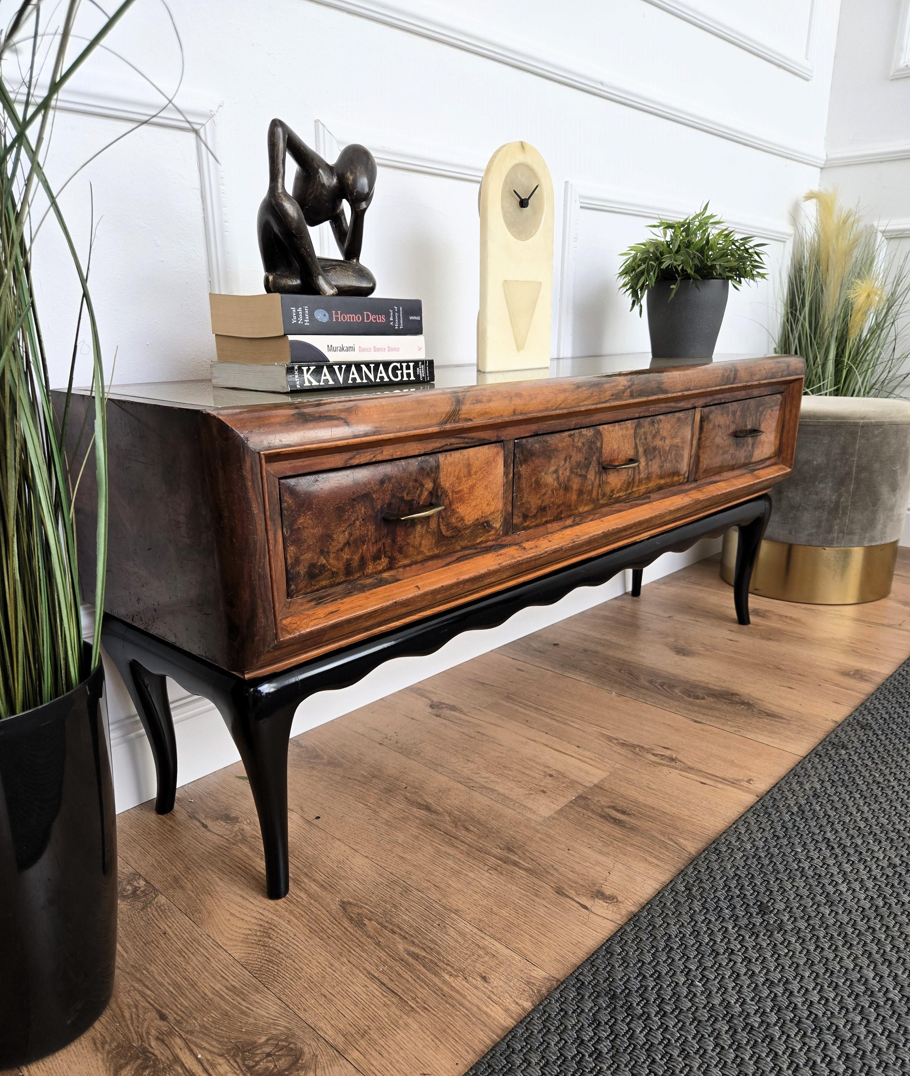 italien 1950s Art Deco Mid-Century Regency Italian Burl and Brass Low Consolle Sideetable en vente