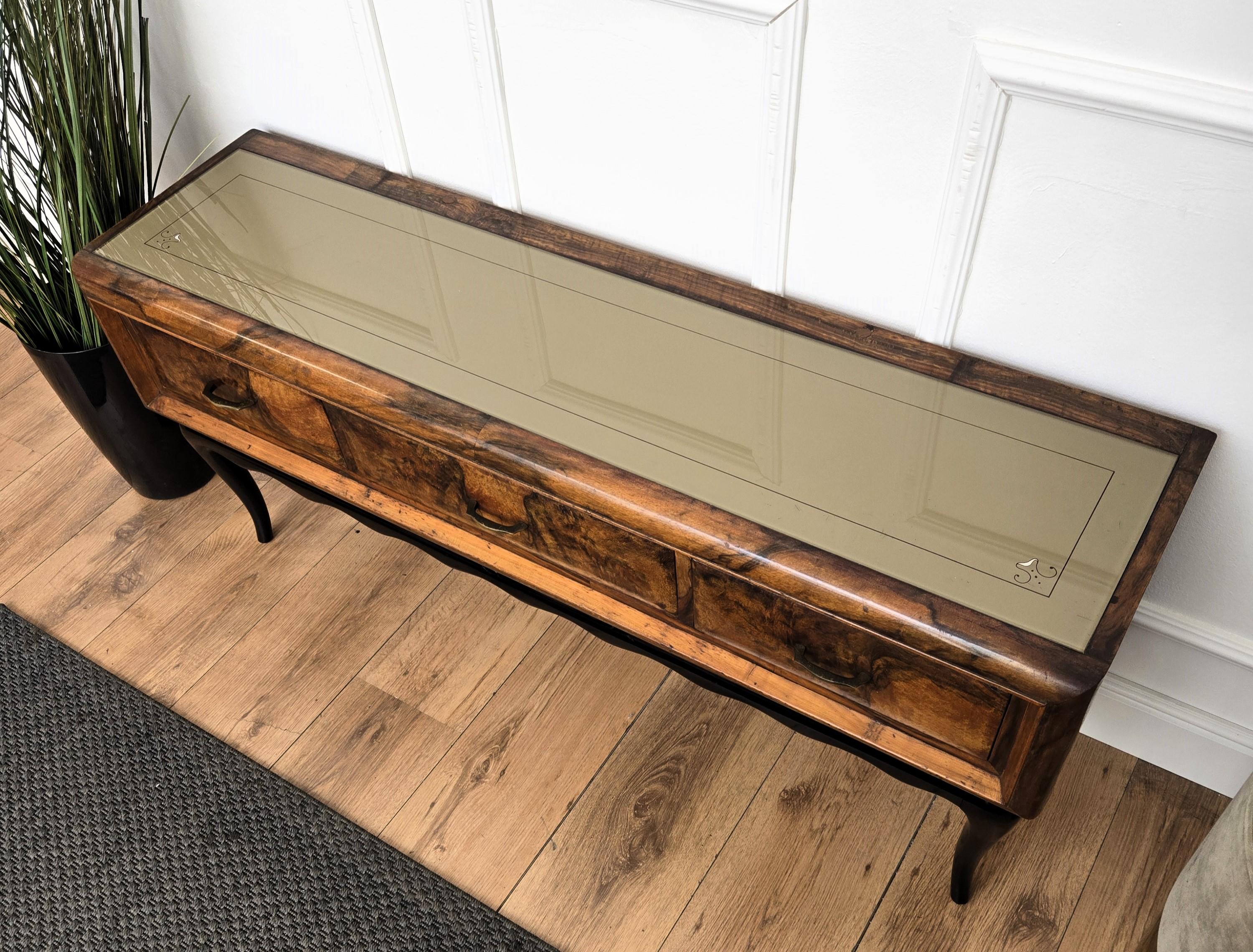 20ième siècle 1950s Art Deco Mid-Century Regency Italian Burl and Brass Low Consolle Sideetable en vente