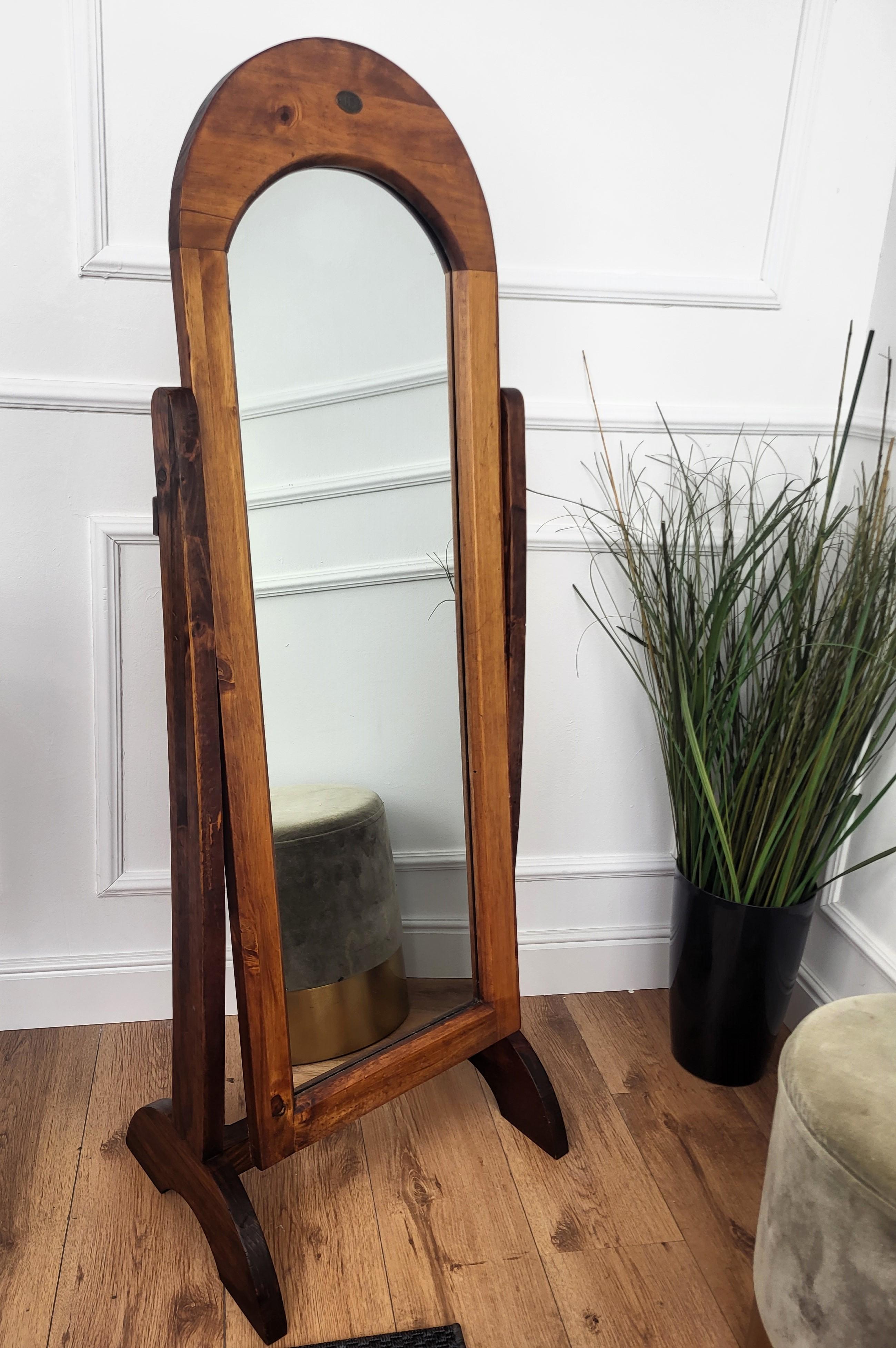 Bellissimo specchio cheval da terra a figura intera in legno Art Deco del Mid-Century. Lo specchio può essere ruotato in base all'angolo preferito. Le condizioni sono eccellenti, con uno sbiadimento e una patina minimi.
  