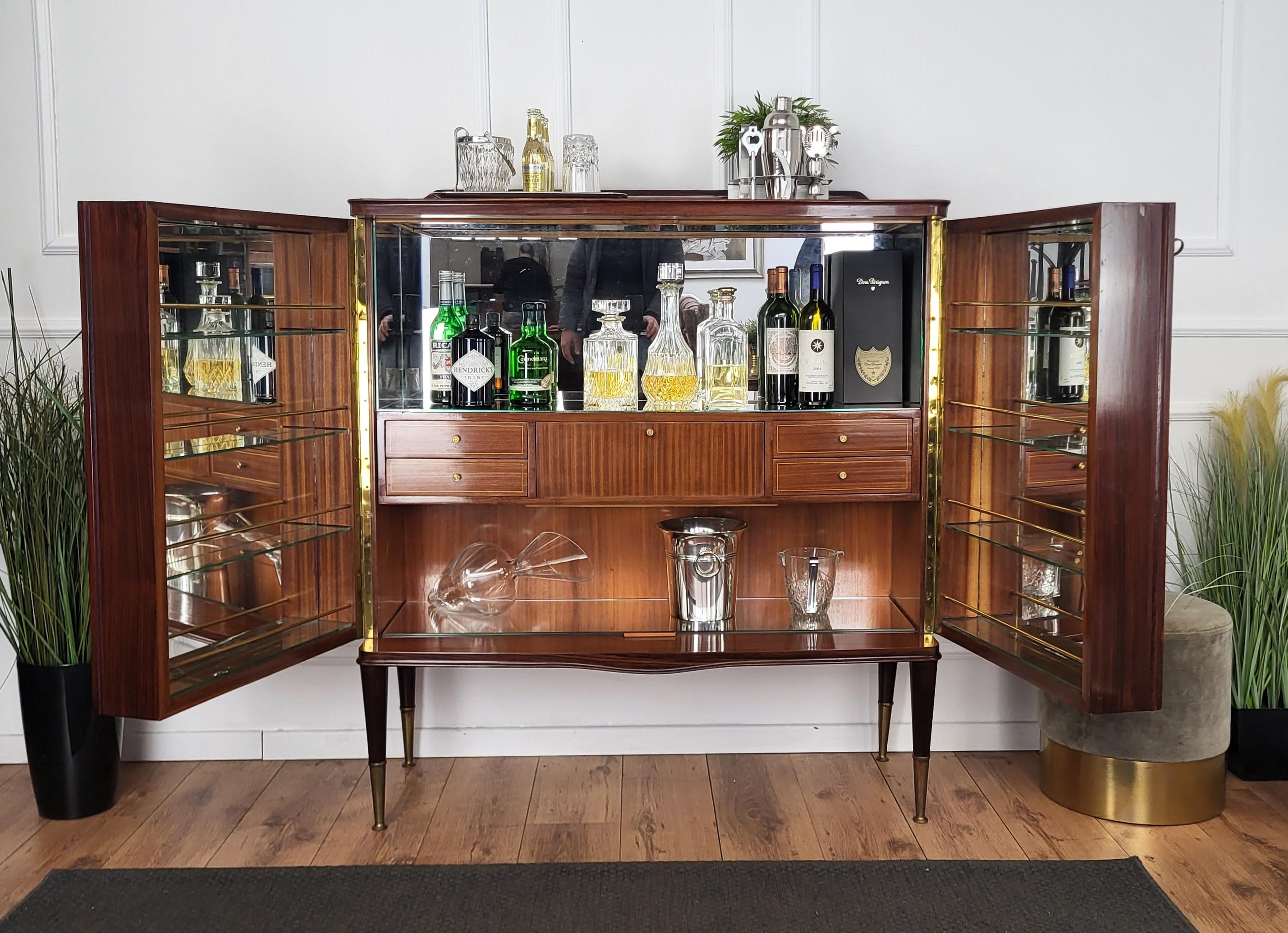 Impressive 1950s Italian sideboard bar cabinet by Vittorio Dassi in beautifully executed herringbone pattern rosewood and mahogany supported on four tapered and fluted legs with brass sabots. Distinctive intarsia border in Italian deco motif of