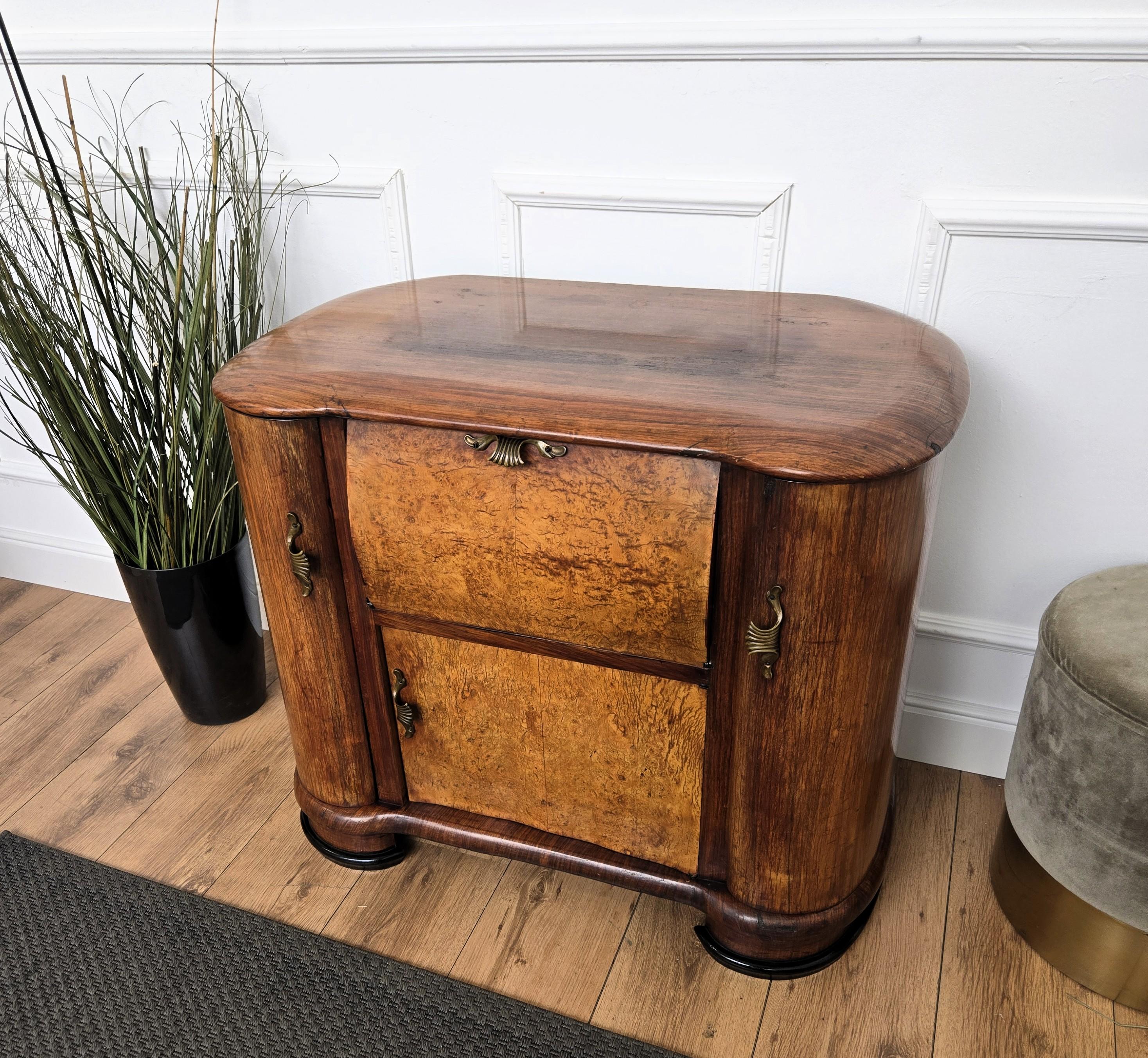 1950s Art Deco Midcentury Italian Walnut Burl and Mirror Mosaic Dry Bar Cabinet en venta 2
