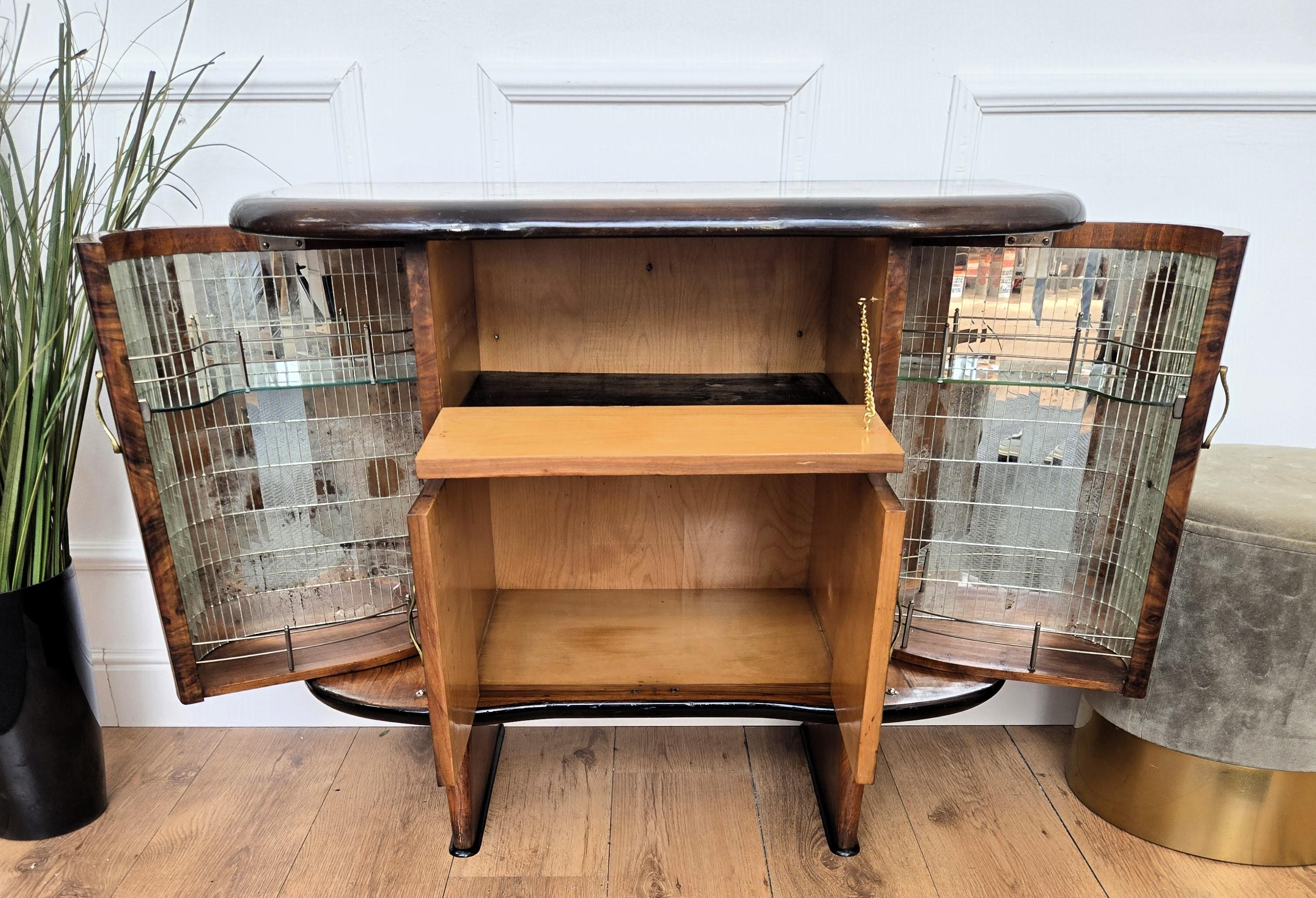 Barschrank aus italienischem Nussbaumholz und Spiegelmosaik, Art déco, Mitte des Jahrhunderts, 1950er Jahre 4