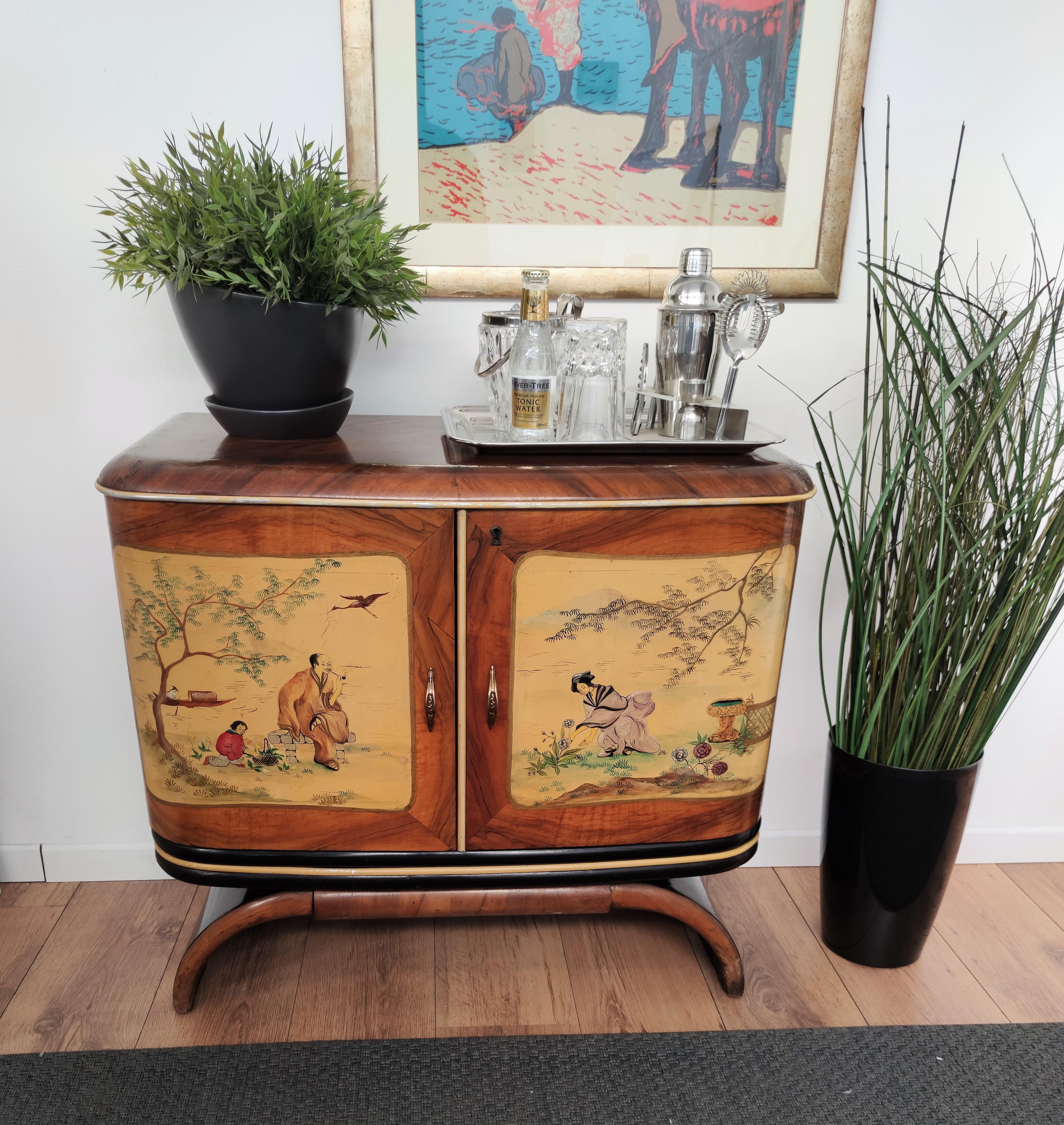 Very elegant Italian Art Deco Mid-Century Modern dry bar cabinet, in beautiful veneer walnut briar burl wood, two doors with chinoiserie painted decor and with antique brass handles. When opened the amazing interior part in curved mirrors Mosaic, 2