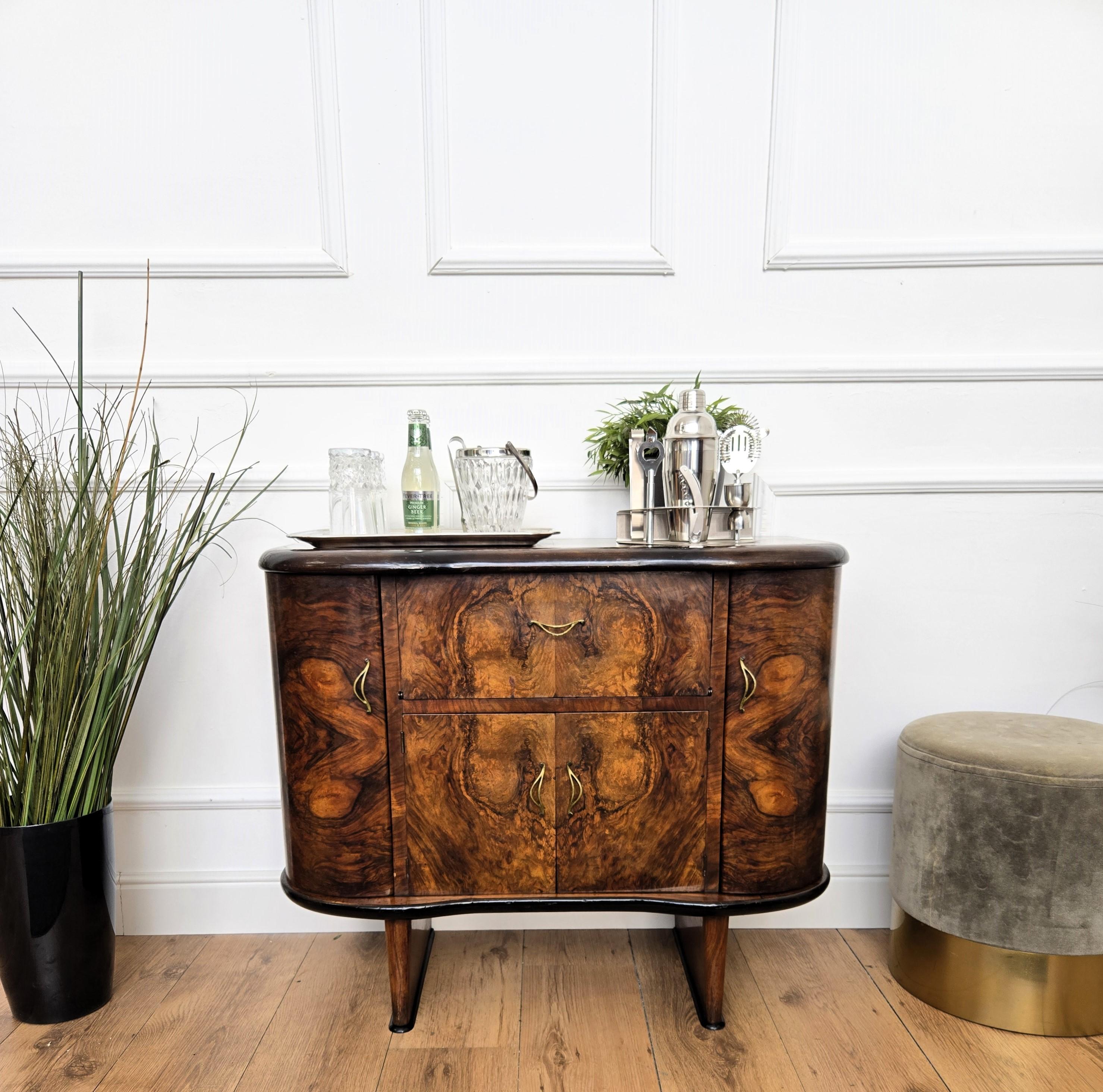 Sehr eleganter italienischer Art Deco Mid-Century Modern Barschrank, in schönem Furnier Nussbaum Wurzelholz, zwei Türen und mit antiken Messinggriffen. Wenn man ihn öffnet, sieht man an den Seiten ein erstaunliches Innenleben aus Mosaikspiegeln und