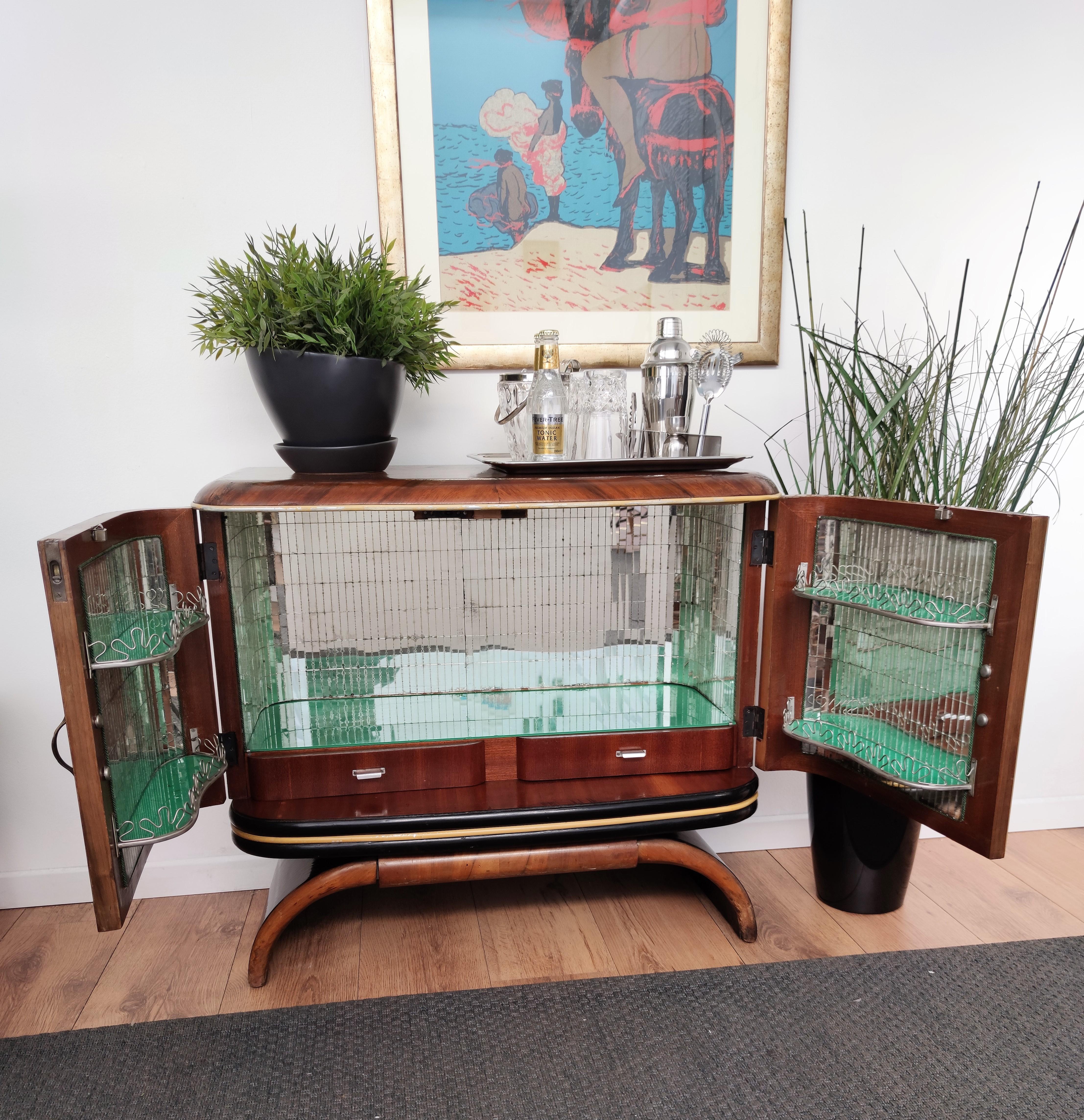 1950s Art Deco Midcentury Italian Walnut Burl and Mirror Mosaic Dry Bar Cabinet In Good Condition In Carimate, Como