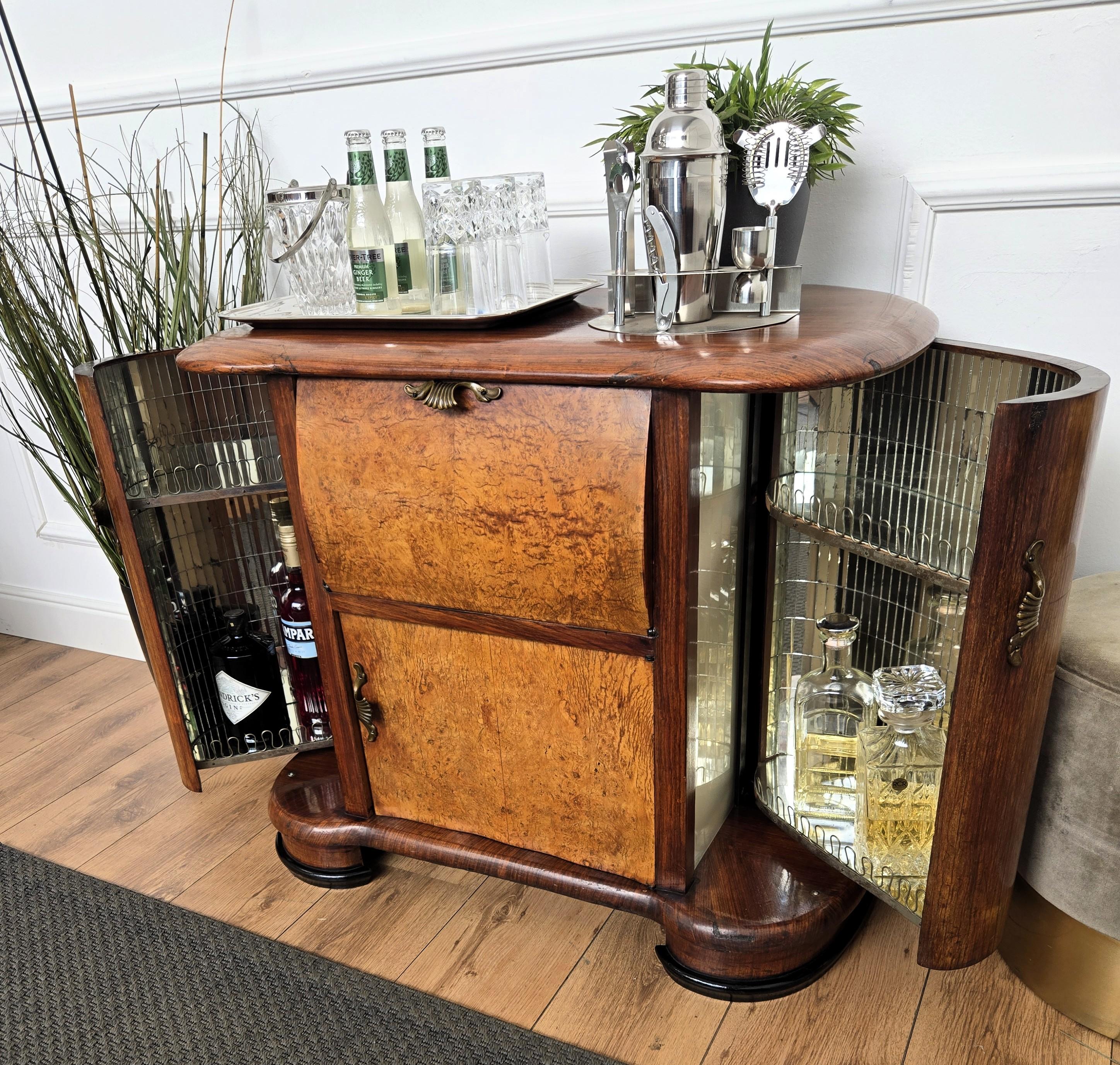 1950s Art Deco Midcentury Italian Walnut Burl and Mirror Mosaic Dry Bar Cabinet Italiano en venta