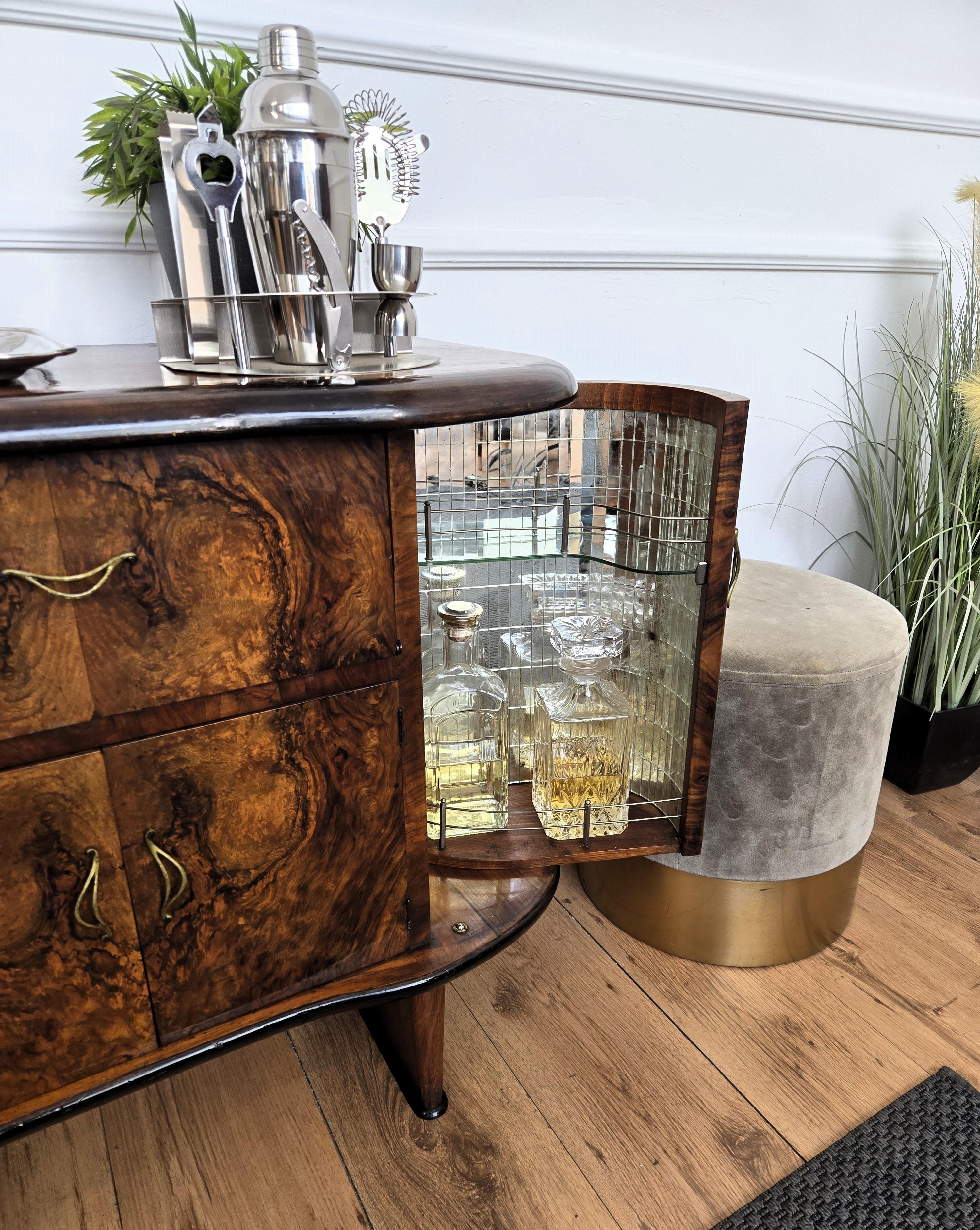 Barschrank aus italienischem Nussbaumholz und Spiegelmosaik, Art déco, Mitte des Jahrhunderts, 1950er Jahre im Zustand „Gut“ in Carimate, Como