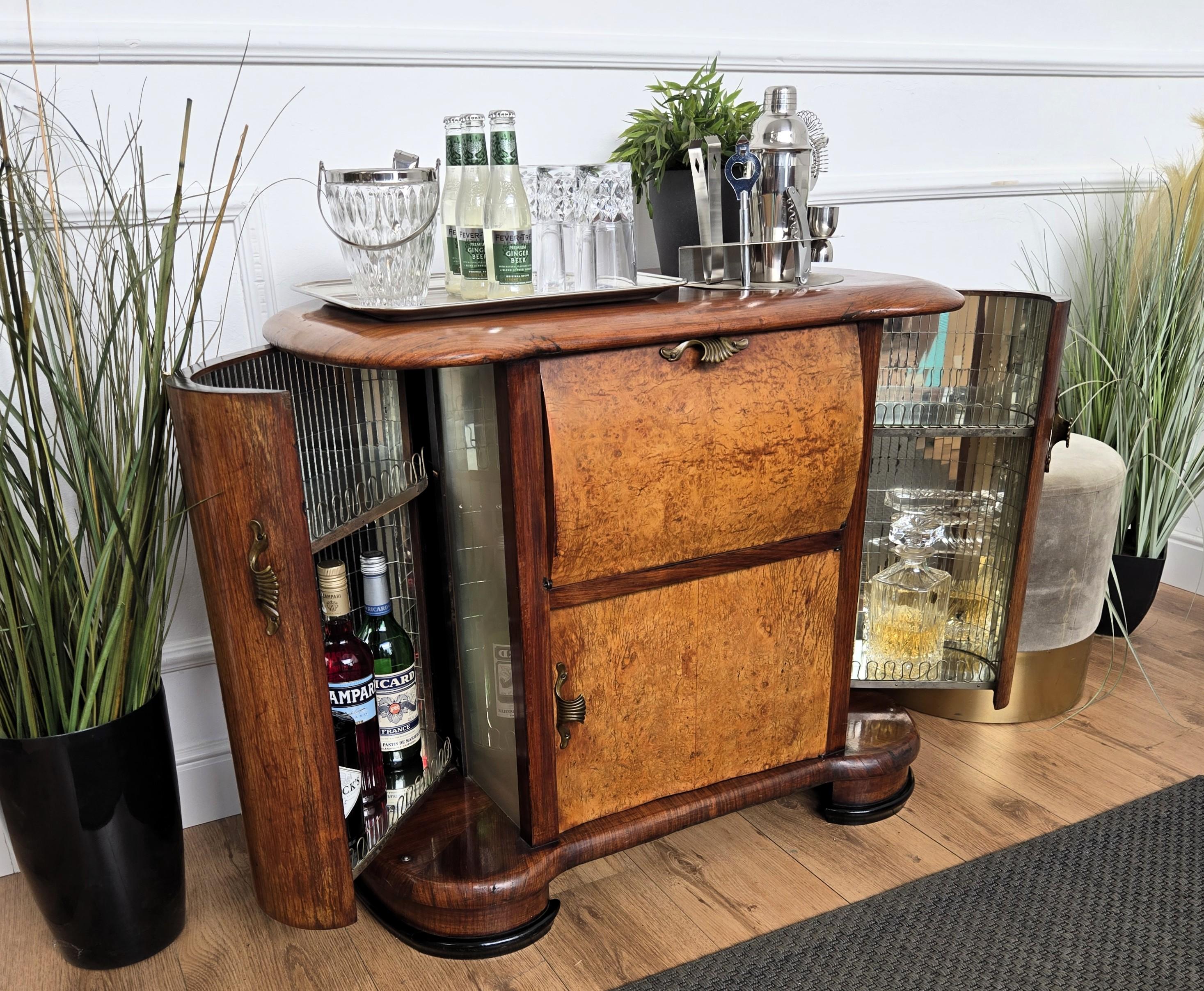1950s Art Deco Midcentury Italian Walnut Burl and Mirror Mosaic Dry Bar Cabinet Mosaico en venta