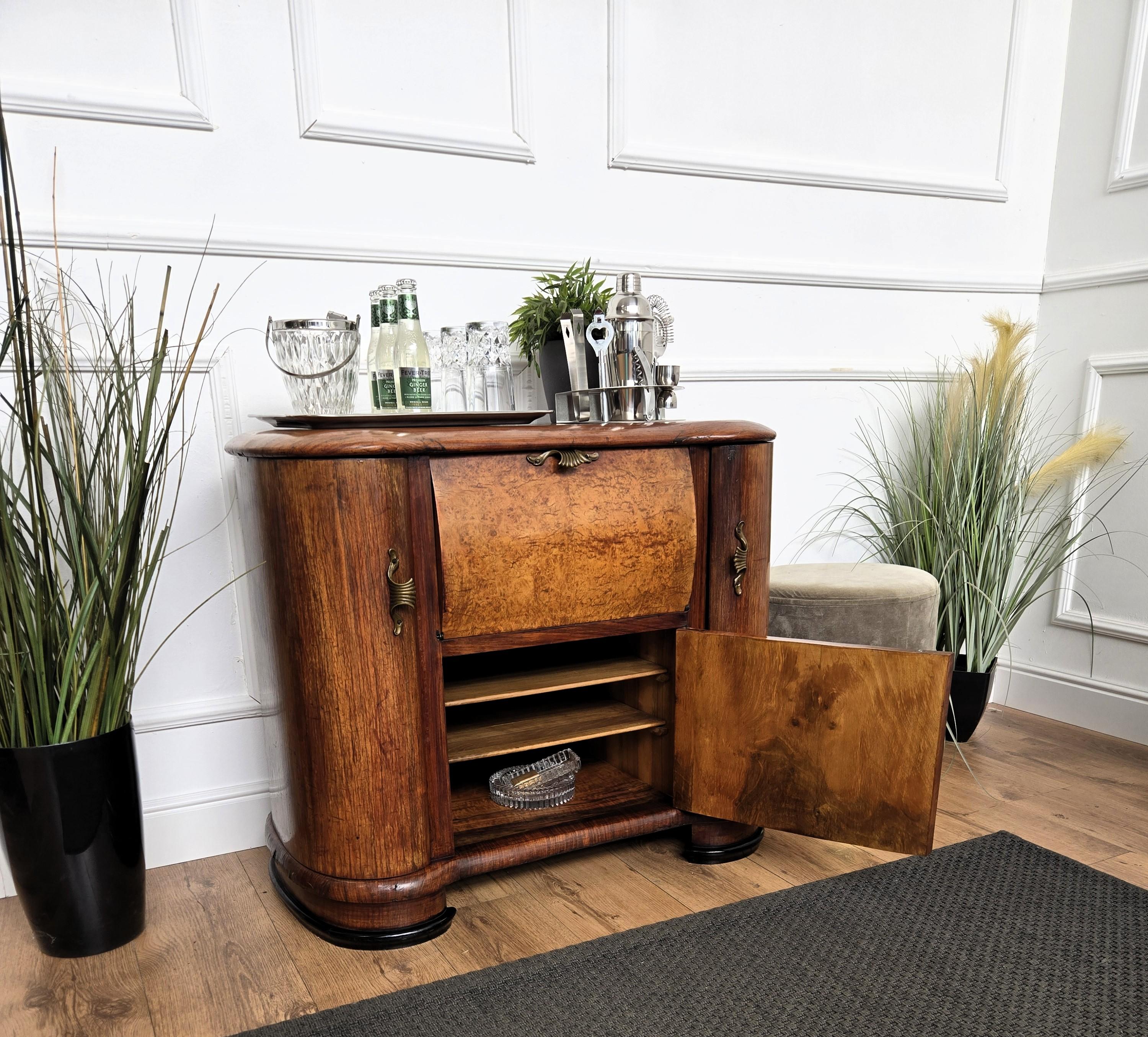 1950s Art Deco Midcentury Italian Walnut Burl and Mirror Mosaic Dry Bar Cabinet en Bueno estado para la venta en Carimate, Como