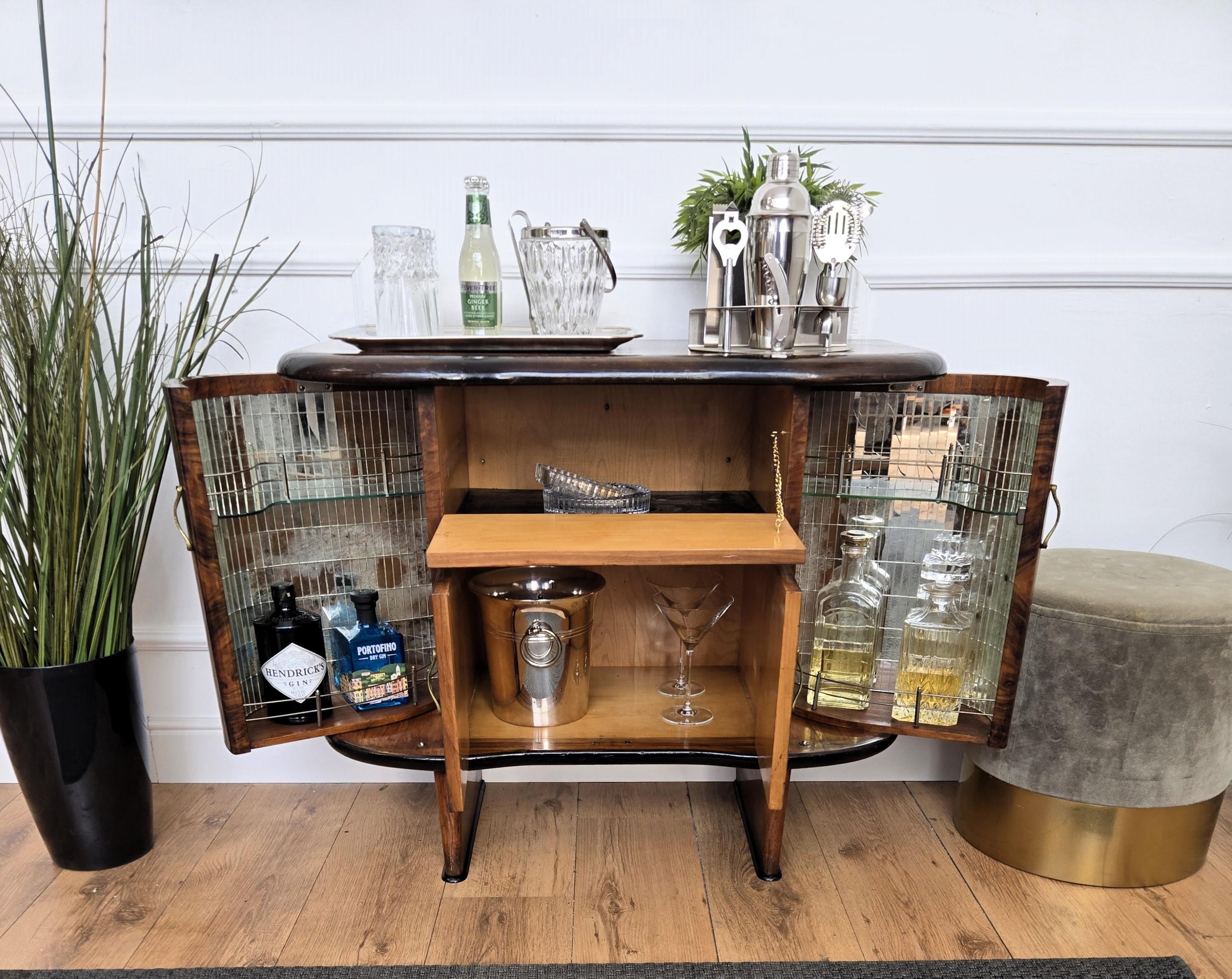 Barschrank aus italienischem Nussbaumholz und Spiegelmosaik, Art déco, Mitte des Jahrhunderts, 1950er Jahre (Messing)