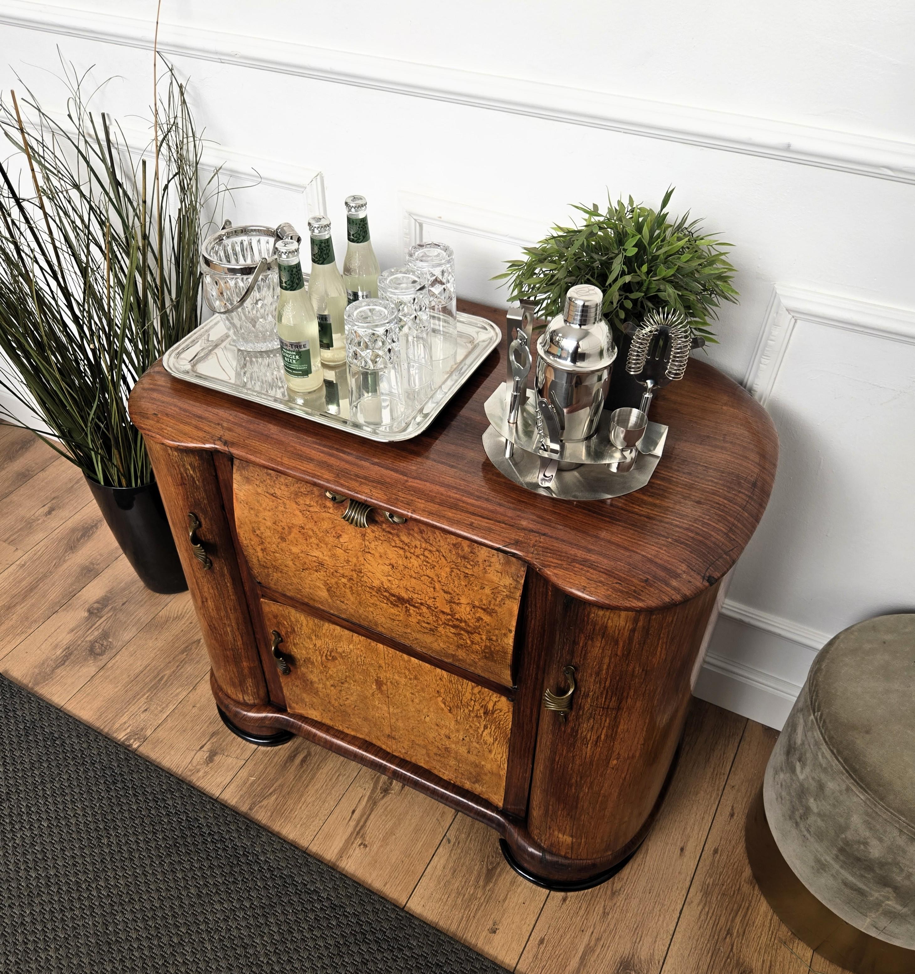 1950s Art Deco Midcentury Italian Walnut Burl and Mirror Mosaic Dry Bar Cabinet siglo XX en venta