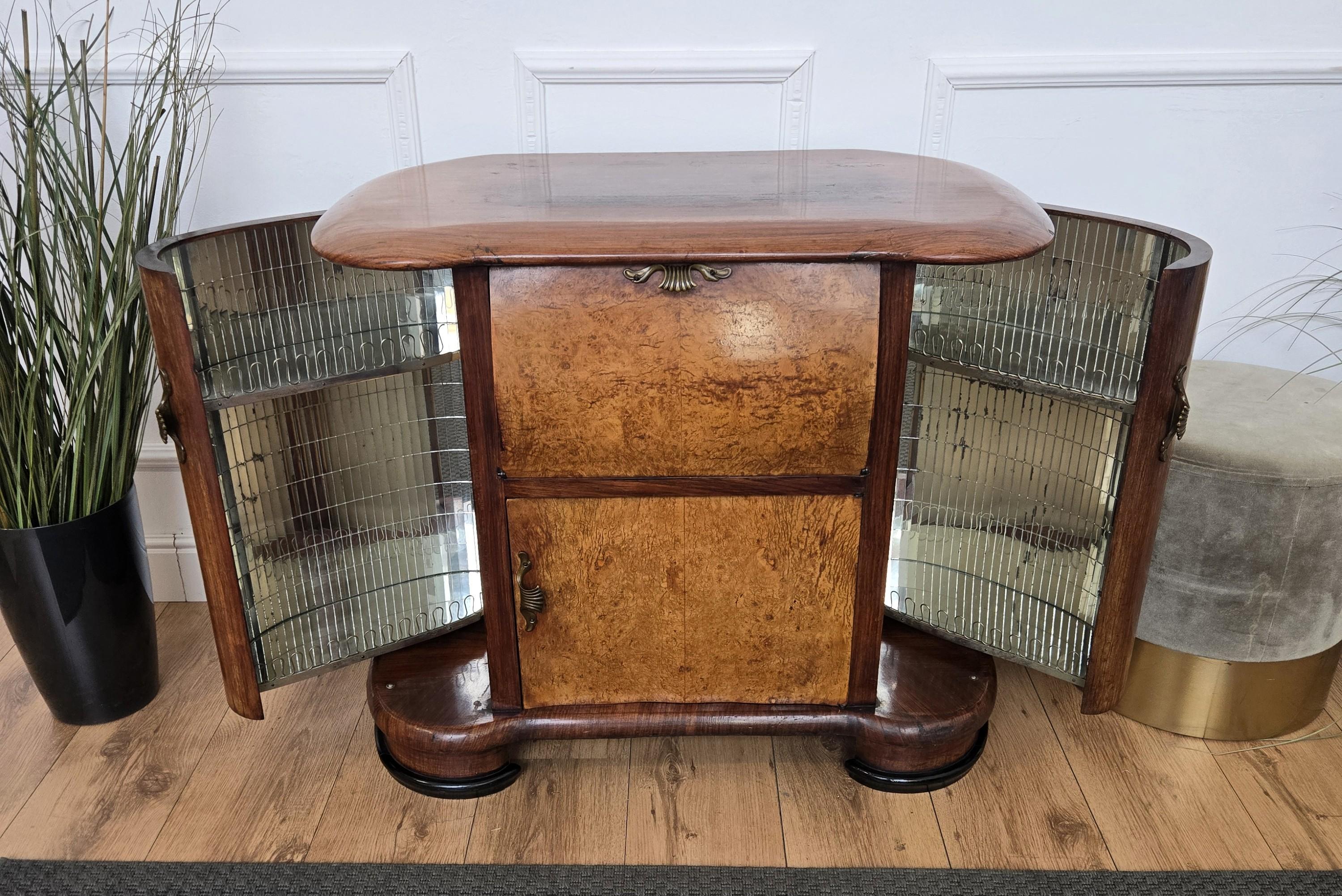 1950s Art Deco Midcentury Italian Walnut Burl and Mirror Mosaic Dry Bar Cabinet Latón en venta