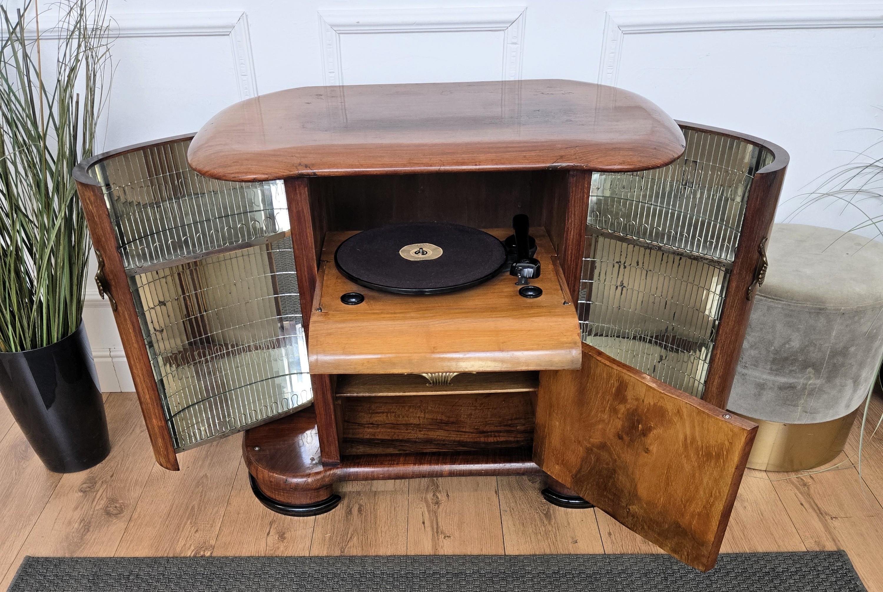 1950s Art Deco Midcentury Italian Walnut Burl and Mirror Mosaic Dry Bar Cabinet en venta 1