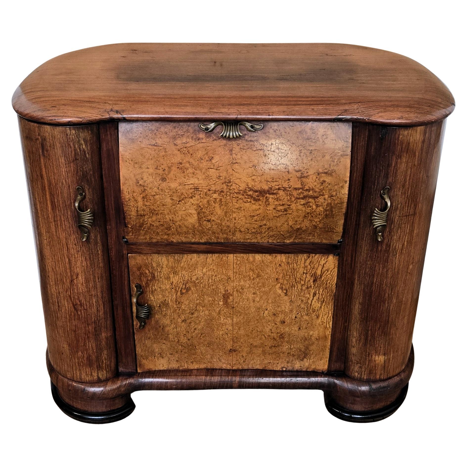 1950s Art Deco Midcentury Italian Walnut Burl and Mirror Mosaic Dry Bar Cabinet en venta