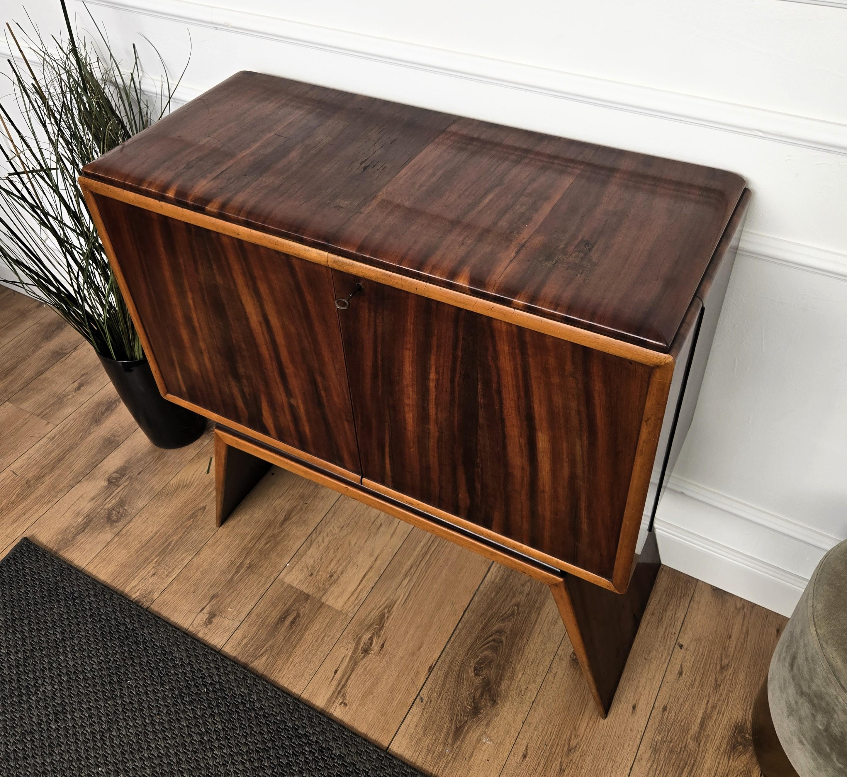 1950 Art Deco Midcentury Italian Walnut Mirror Mosaic Sideboard Bar Cabinet in vendita 5