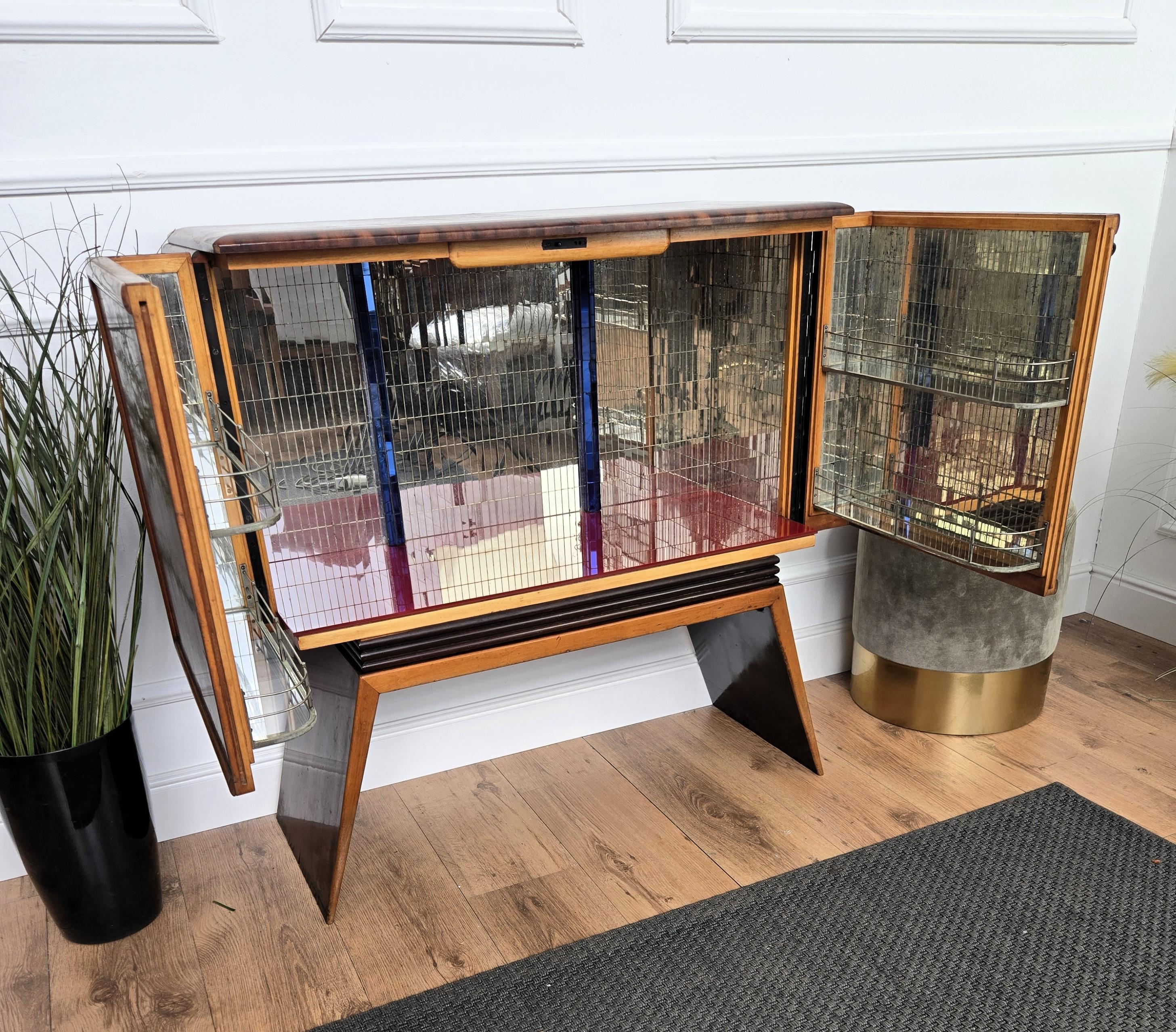 1950 Art Deco Midcentury Italian Walnut Mirror Mosaic Sideboard Bar Cabinet in vendita 6