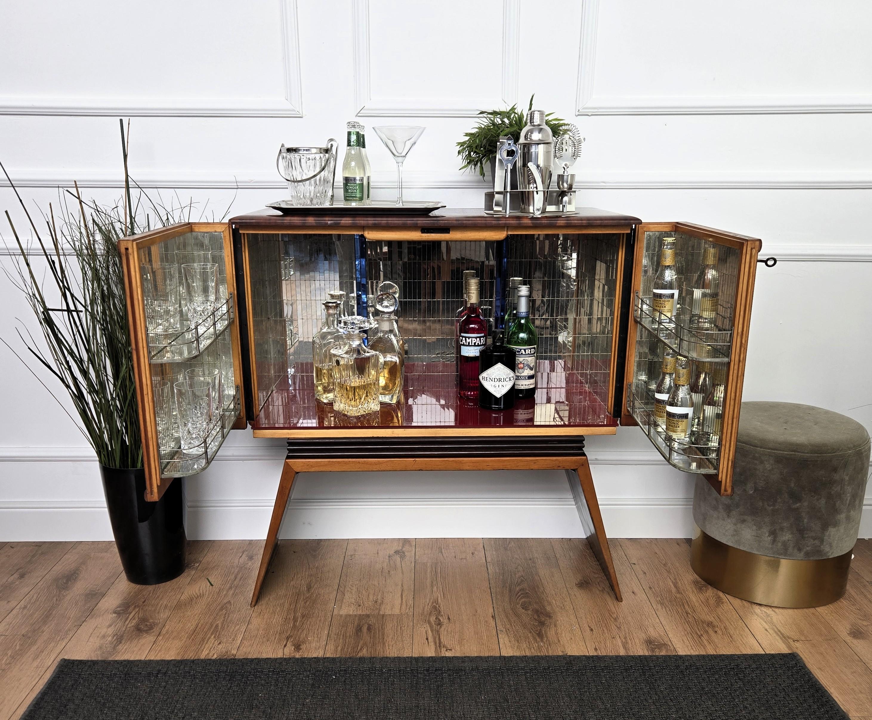 Art Déco 1950 Art Deco Midcentury Italian Walnut Mirror Mosaic Sideboard Bar Cabinet in vendita