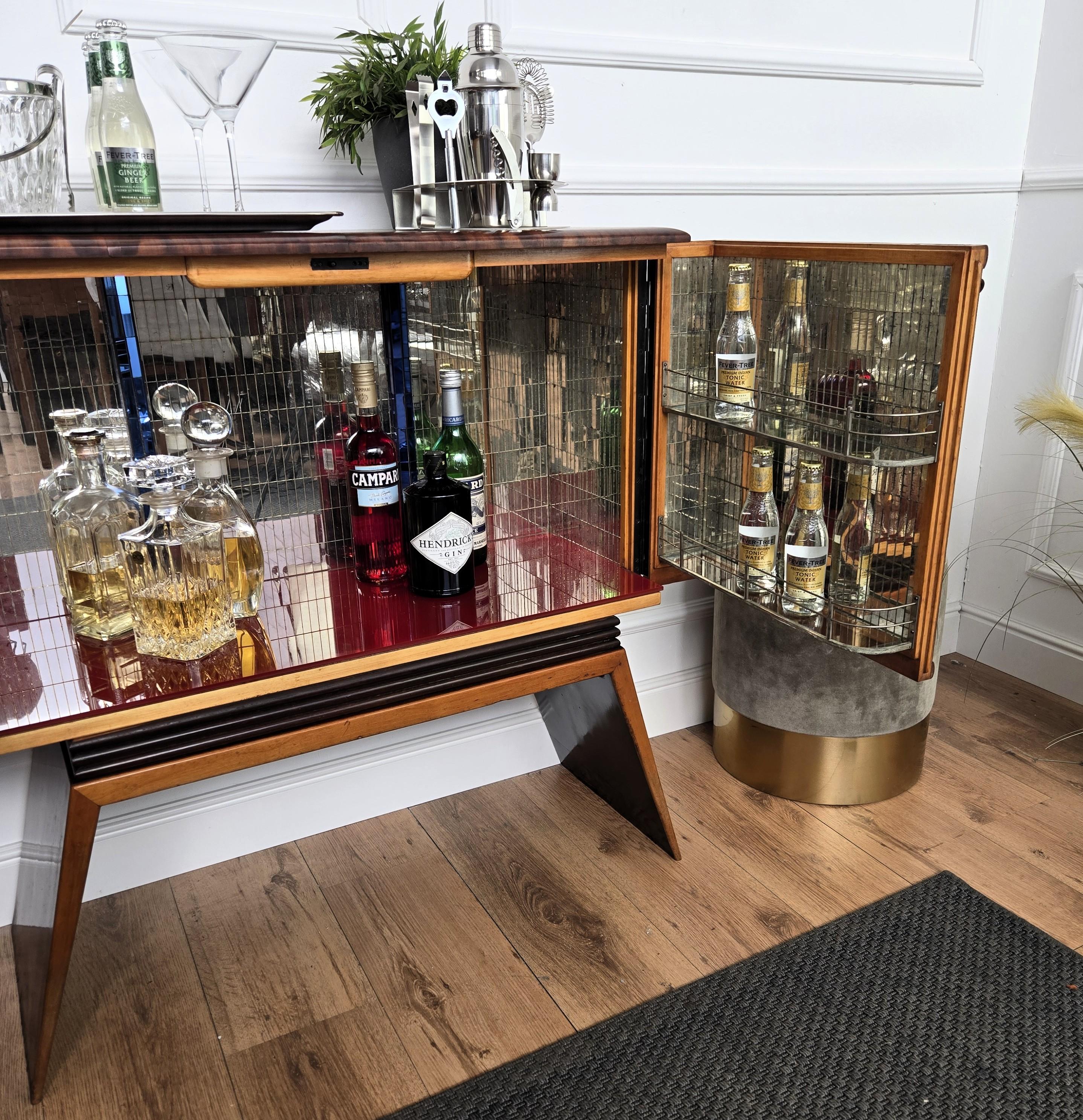 Italiano 1950 Art Deco Midcentury Italian Walnut Mirror Mosaic Sideboard Bar Cabinet in vendita