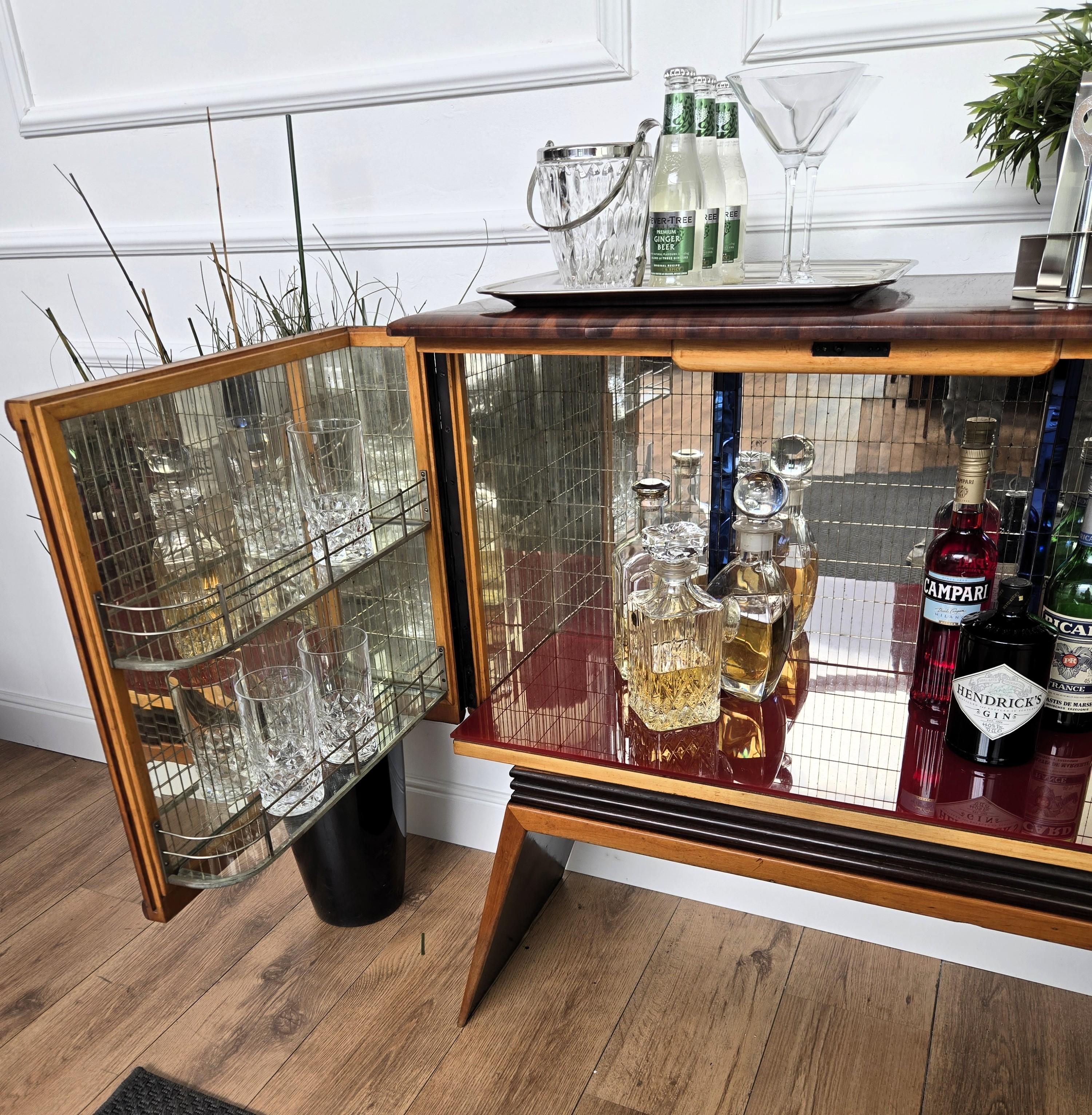1950 Art Deco Midcentury Italian Walnut Mirror Mosaic Sideboard Bar Cabinet In condizioni buone in vendita a Carimate, Como