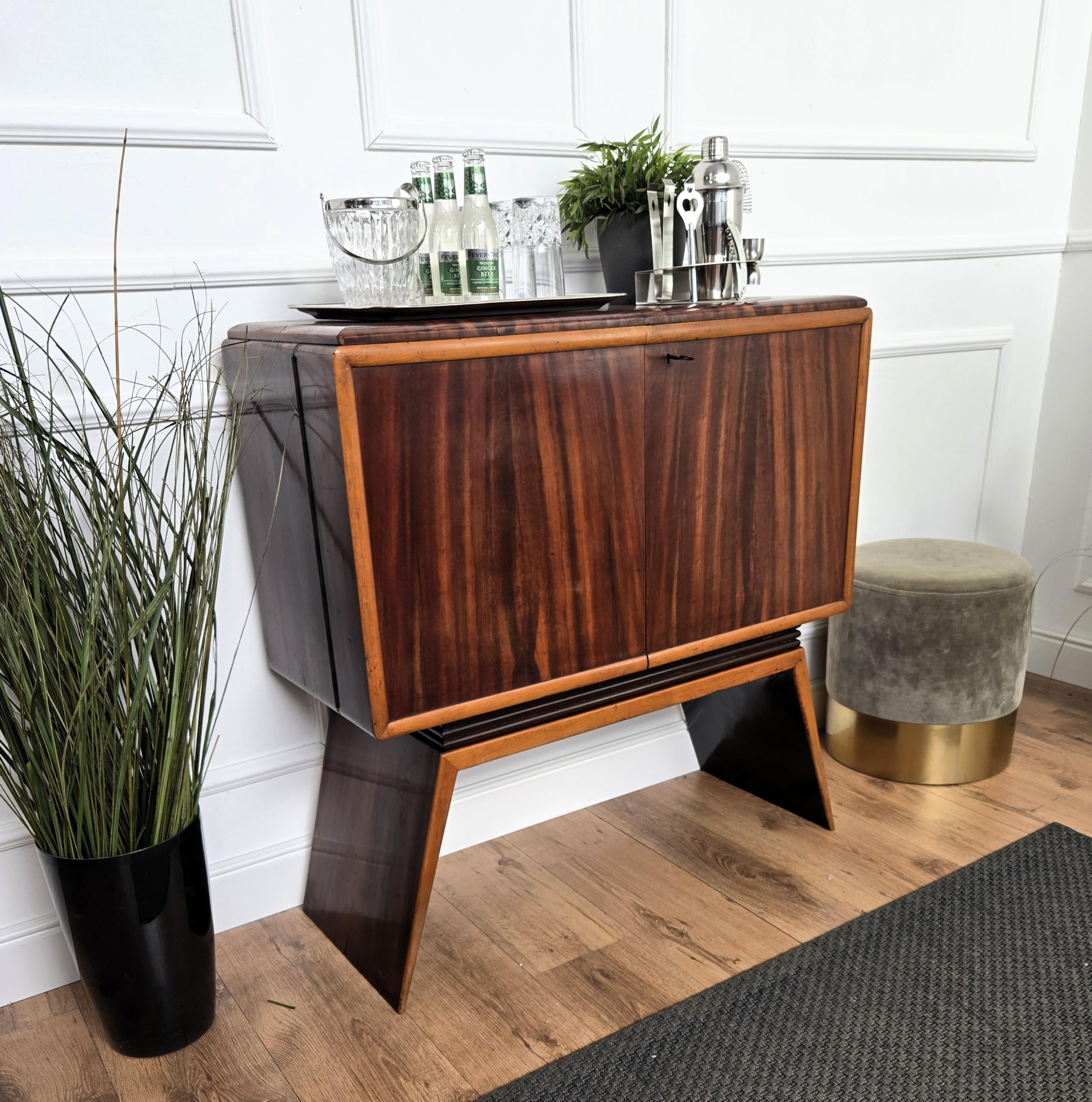 XX secolo 1950 Art Deco Midcentury Italian Walnut Mirror Mosaic Sideboard Bar Cabinet in vendita